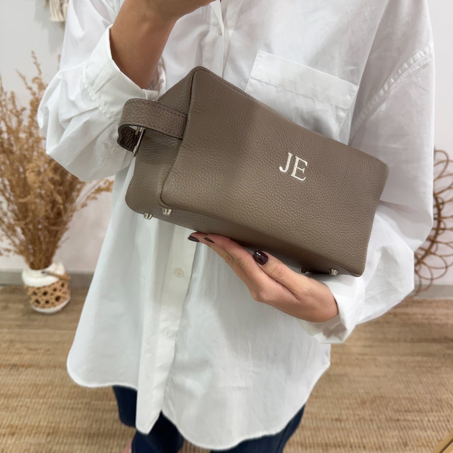 Neceser piel taupe iniciales bordadas