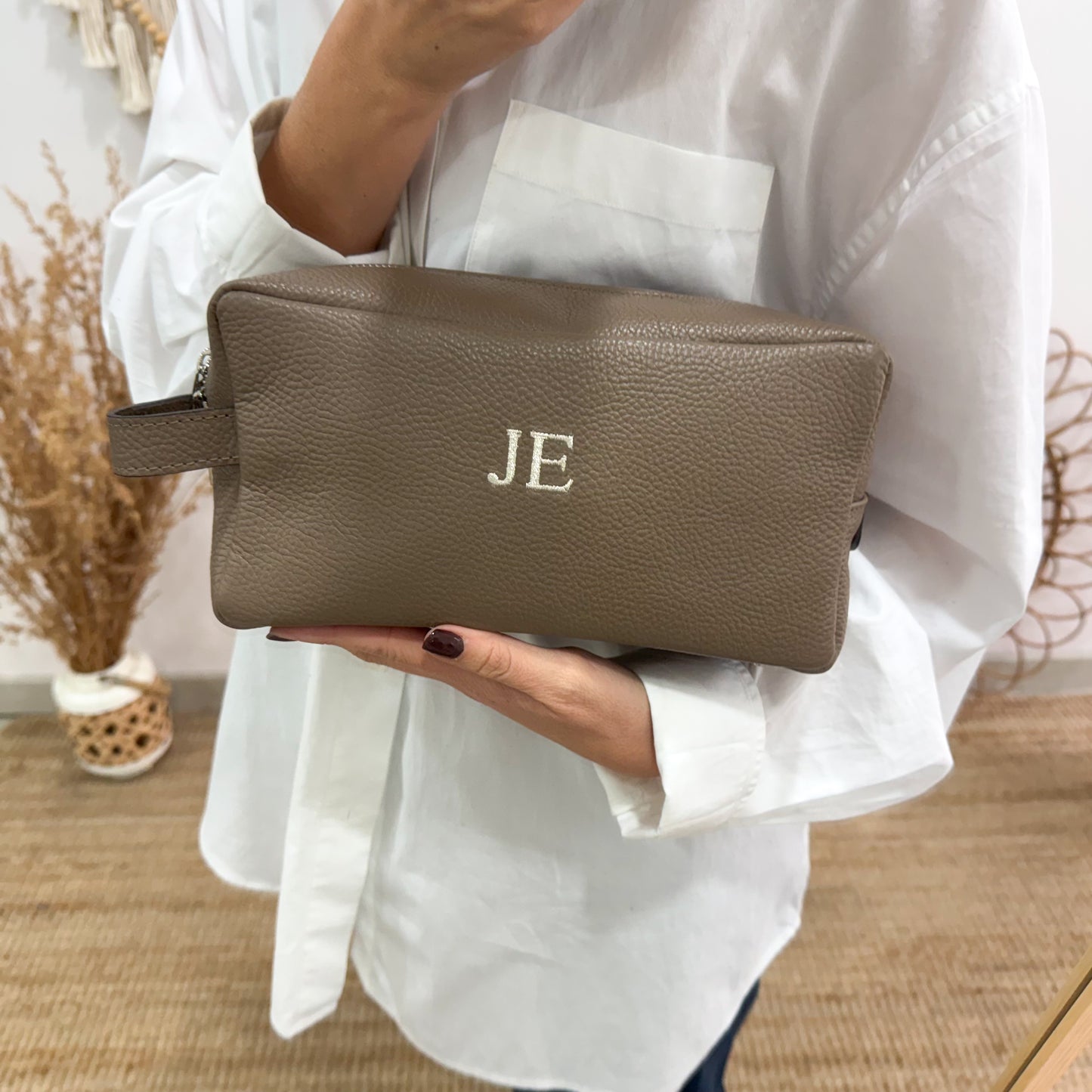 Neceser piel taupe iniciales bordadas