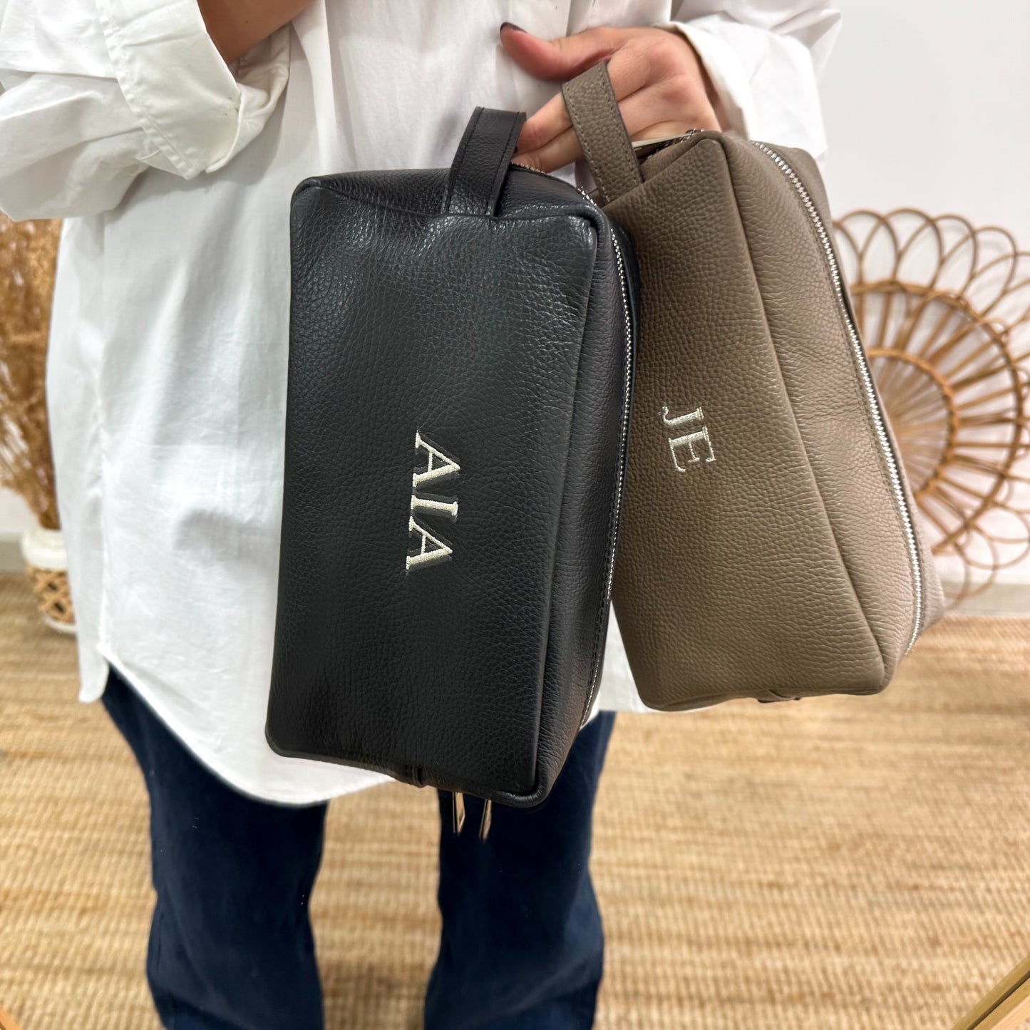 Neceser piel taupe iniciales bordadas