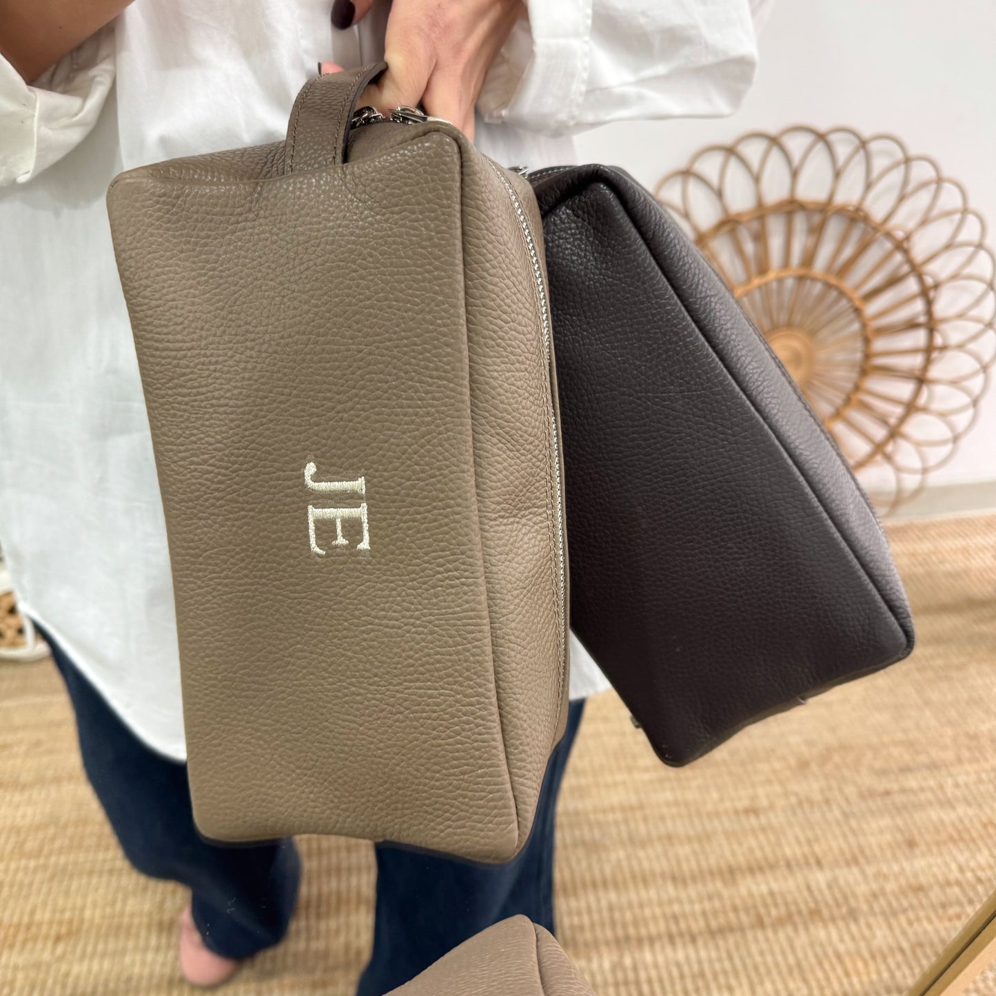 Neceser piel marrón iniciales bordadas