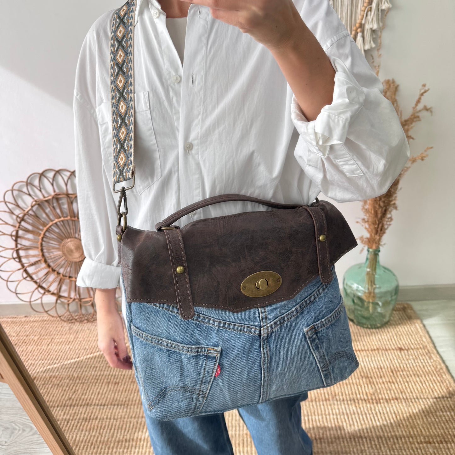 Bolso combinado denim/piel marrón iniciales bordadas