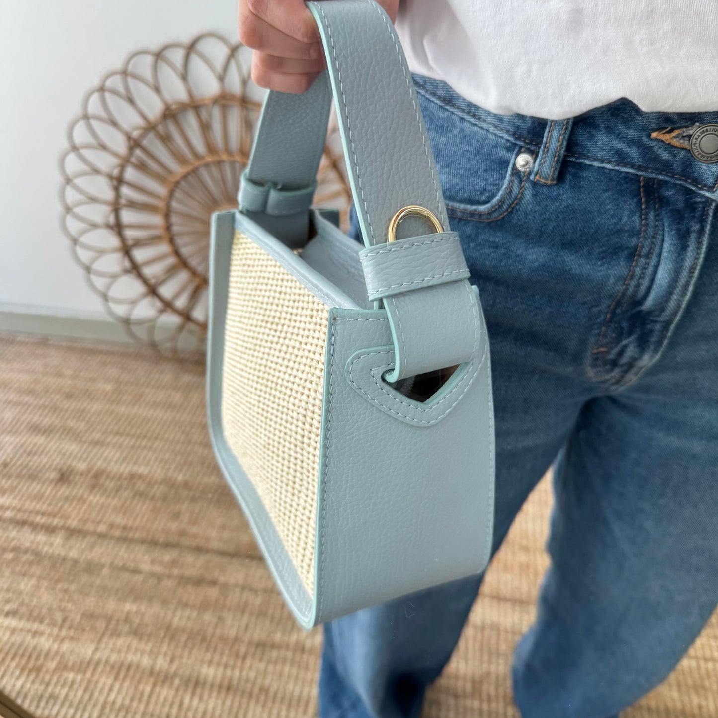Bolso cuadrado piel y rafia celeste iniciales bordadas