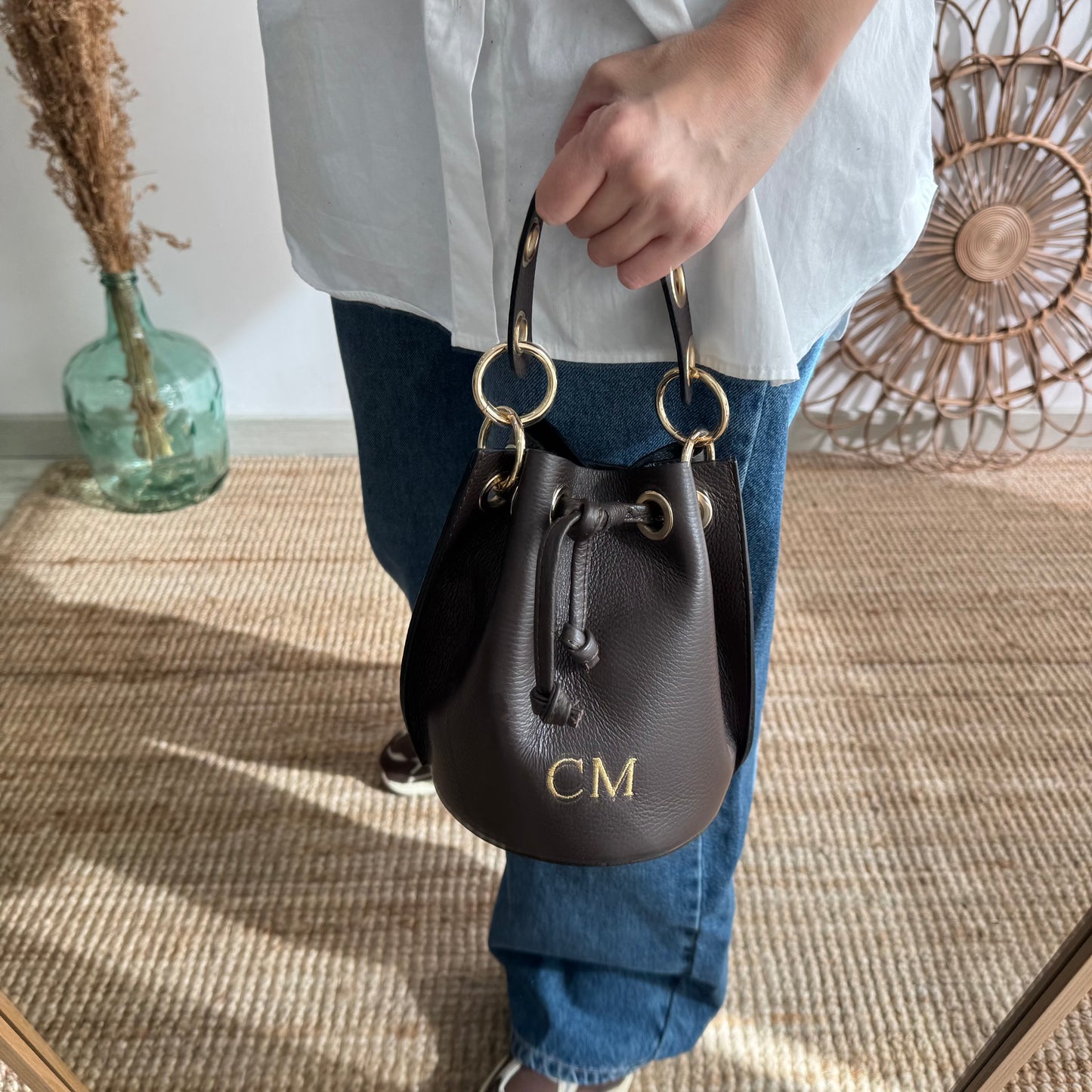 Bombonera piel marron arandelas doradas iniciales bordadas