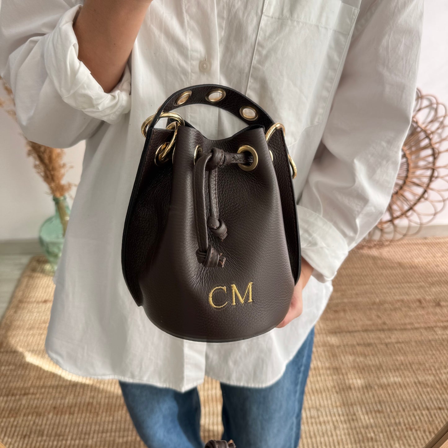 Bombonera piel marron arandelas doradas iniciales bordadas