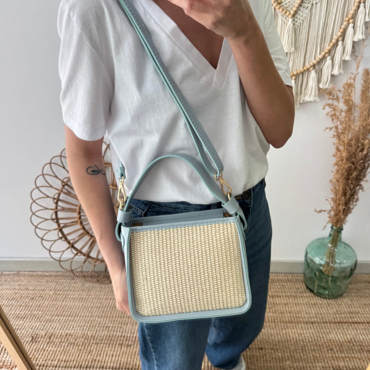 Bolso cuadrado piel y rafia celeste iniciales bordadas