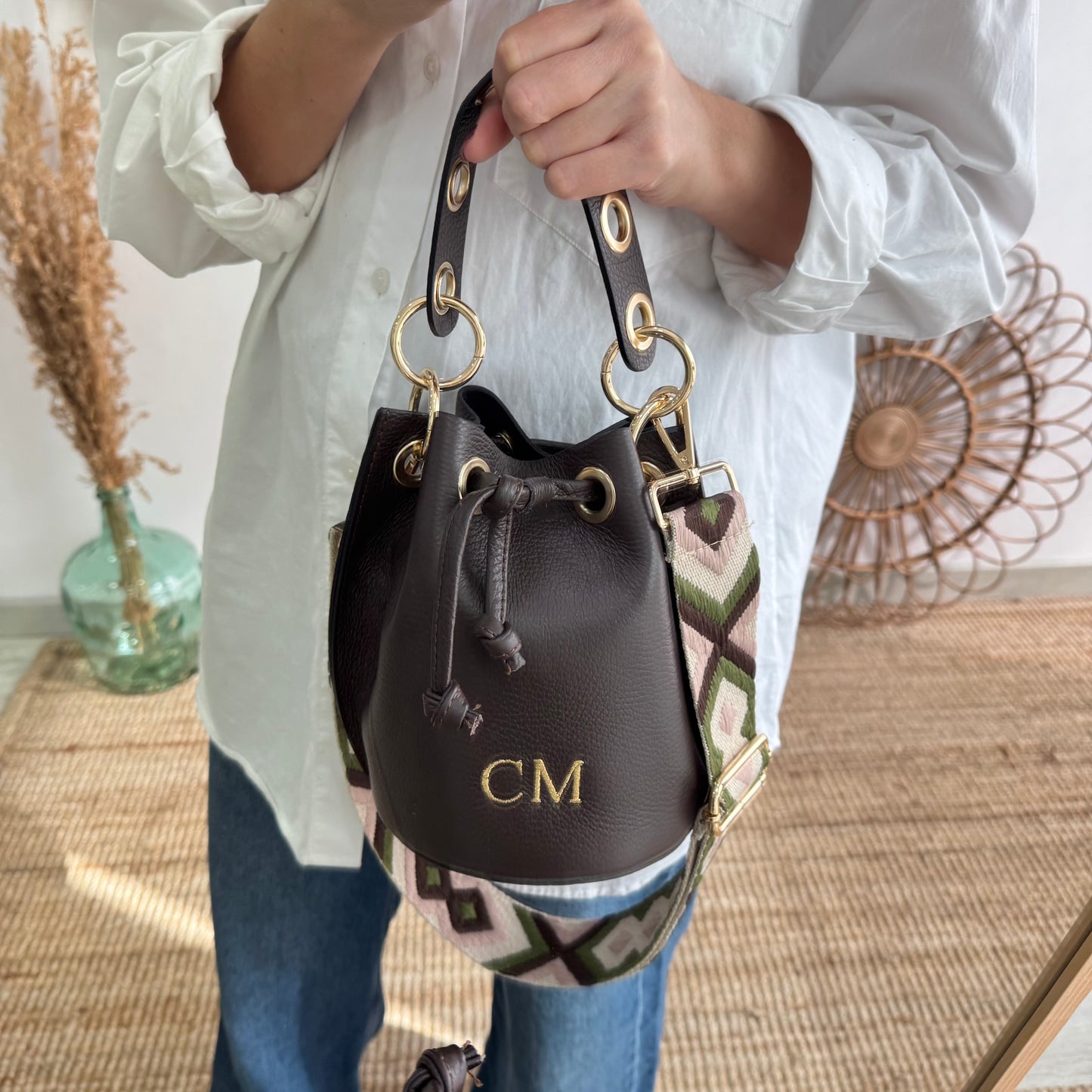 Bombonera piel marron arandelas doradas iniciales bordadas