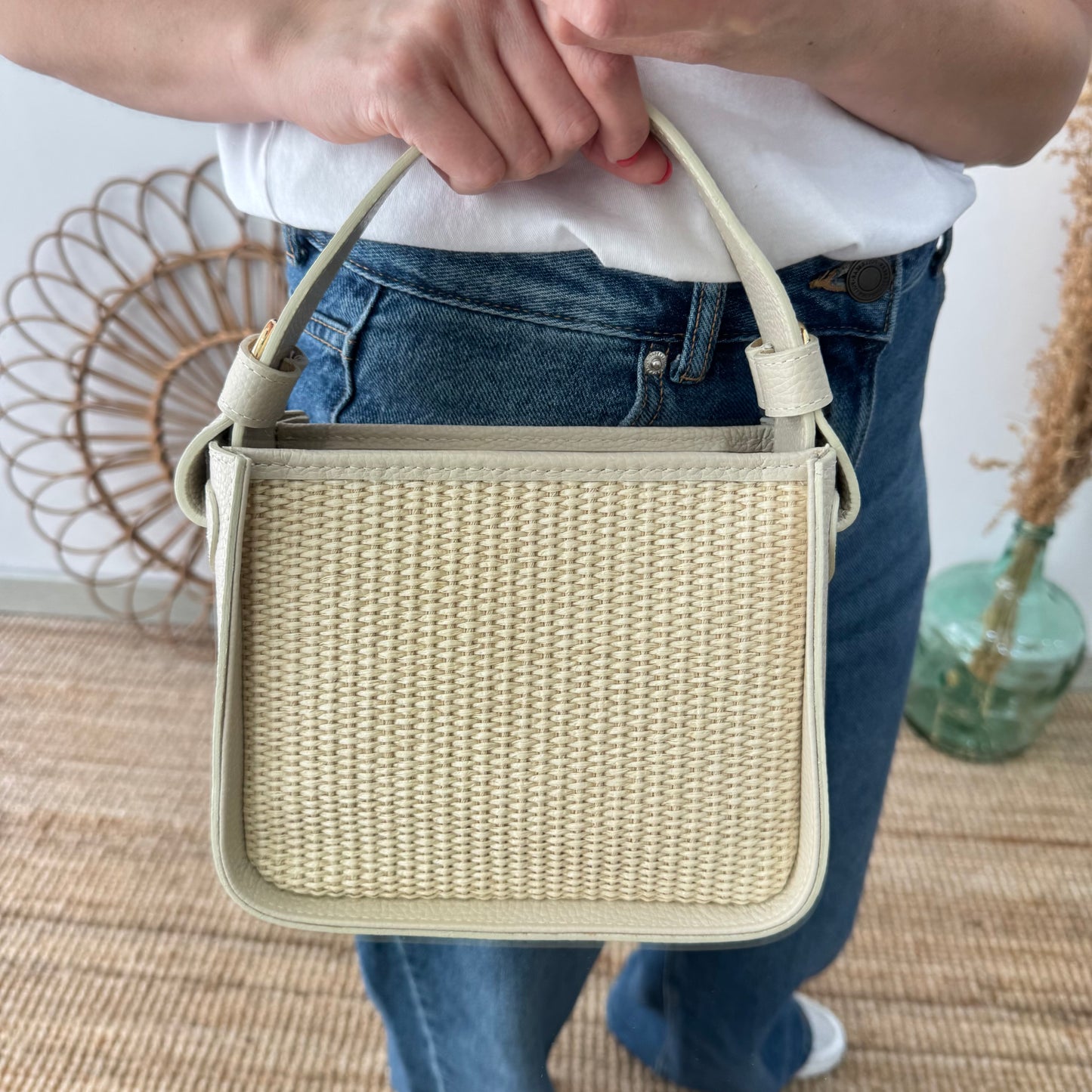 Bolso cuadrado piel y rafia beige iniciales bordadas