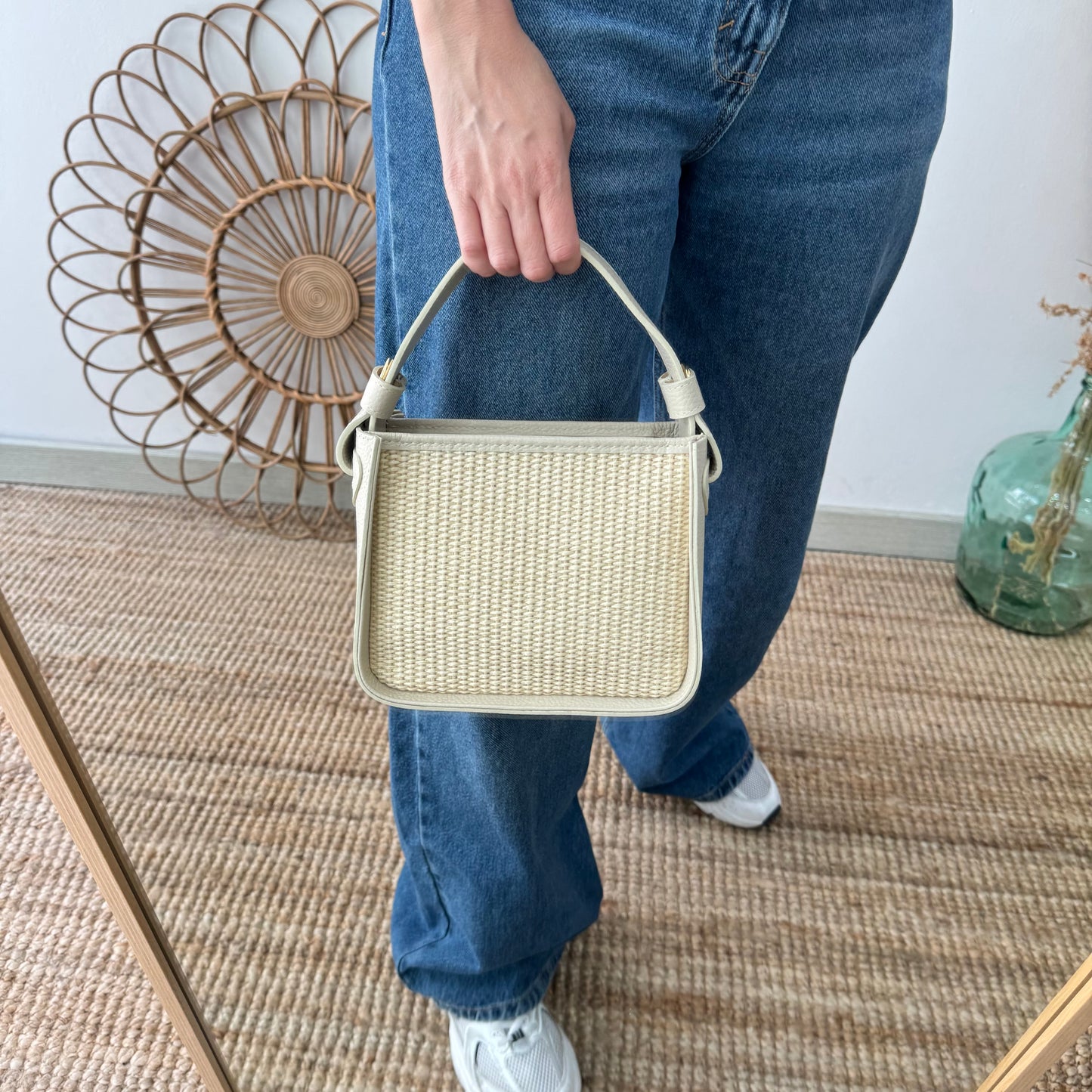 Bolso cuadrado piel y rafia beige iniciales bordadas