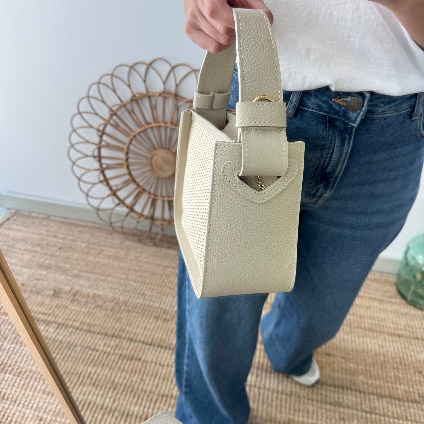 Bolso cuadrado piel y rafia beige iniciales bordadas