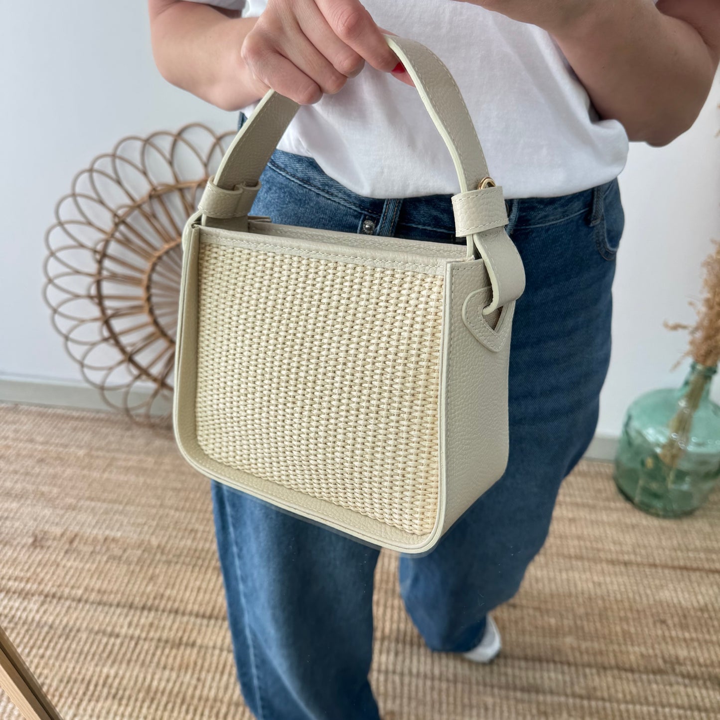 Bolso cuadrado piel y rafia beige iniciales bordadas