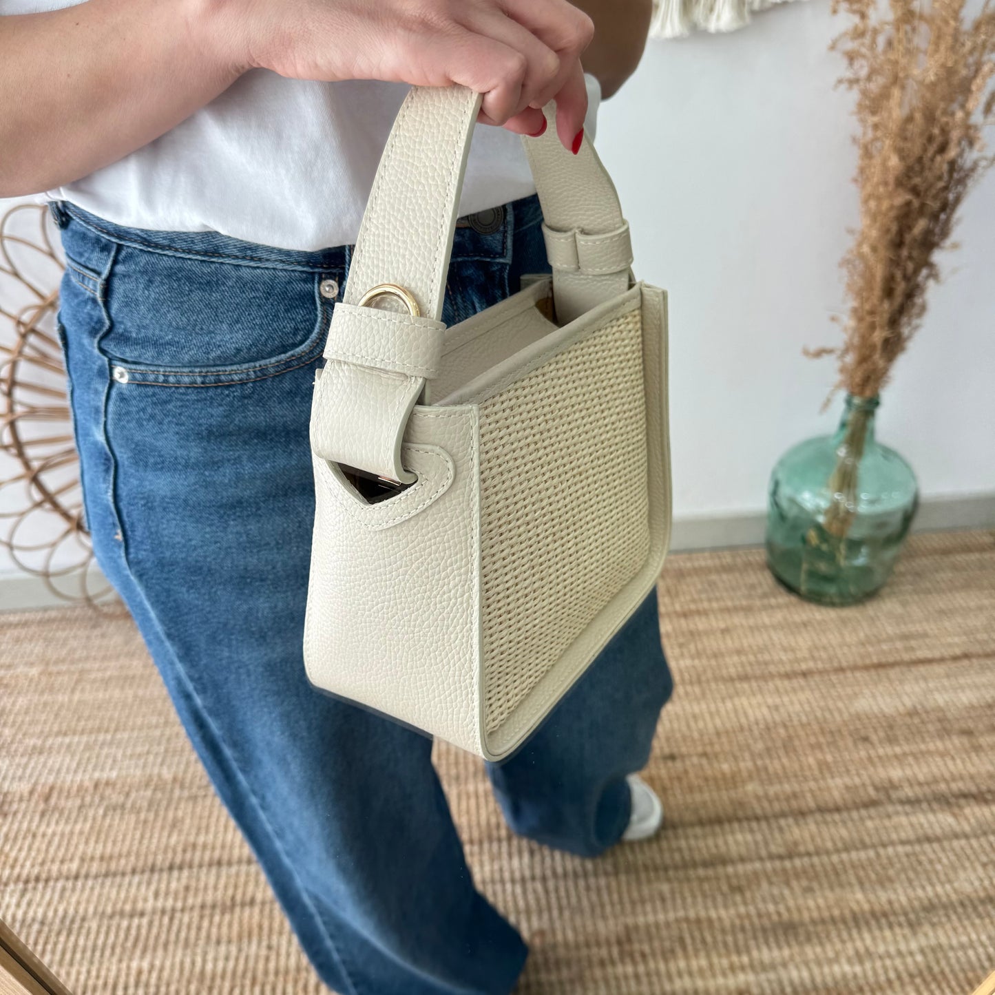 Bolso cuadrado piel y rafia beige iniciales bordadas