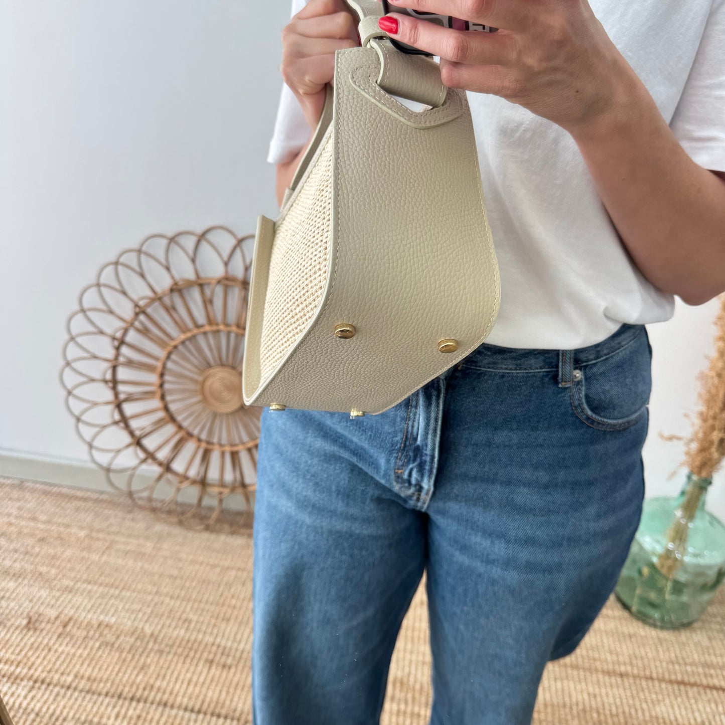 Bolso cuadrado piel y rafia beige iniciales bordadas