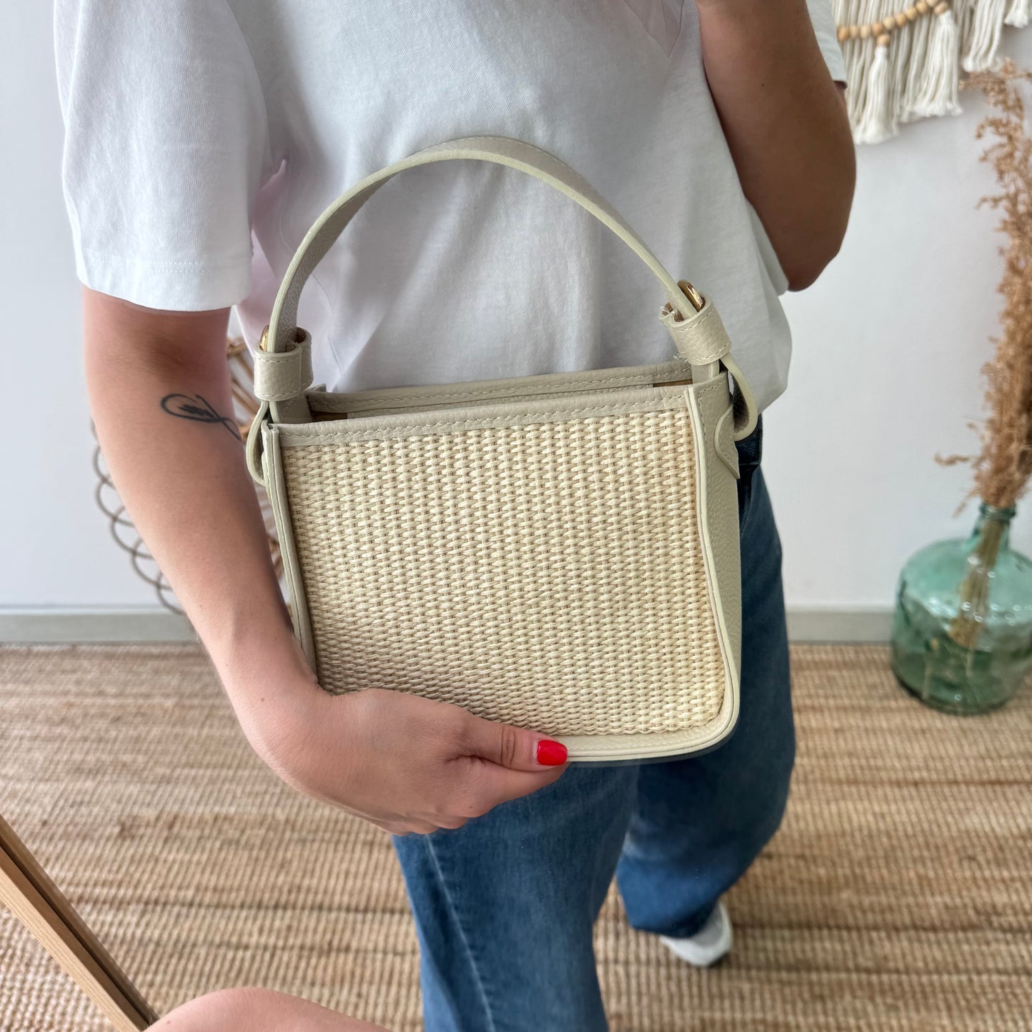 Bolso cuadrado piel y rafia beige iniciales bordadas