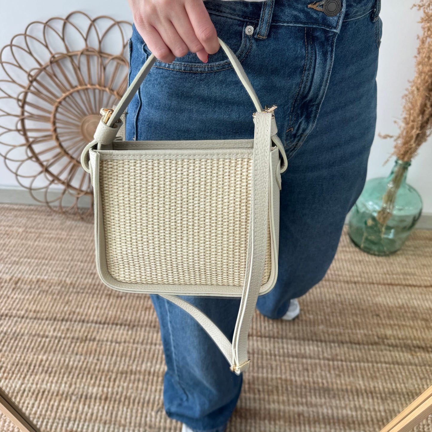 Bolso cuadrado piel y rafia beige iniciales bordadas