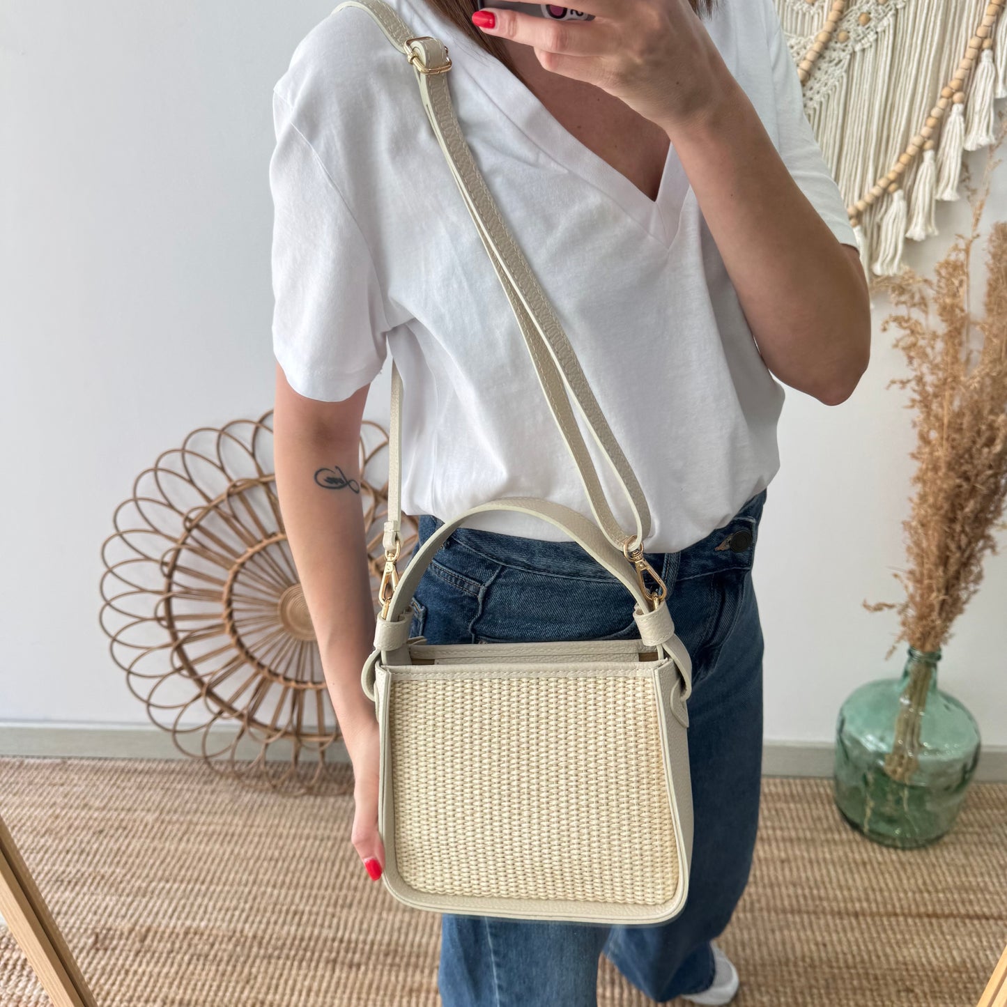 Bolso cuadrado piel y rafia beige iniciales bordadas