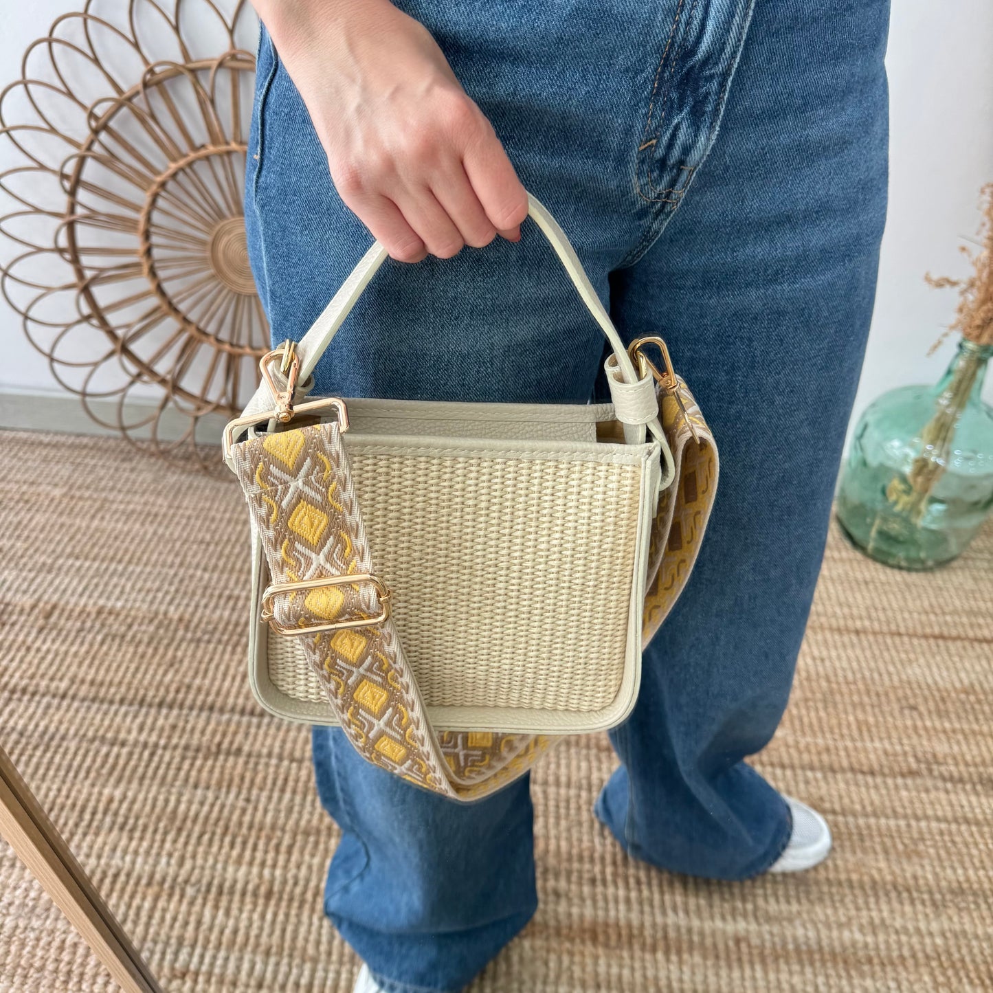 Bolso cuadrado piel y rafia beige iniciales bordadas