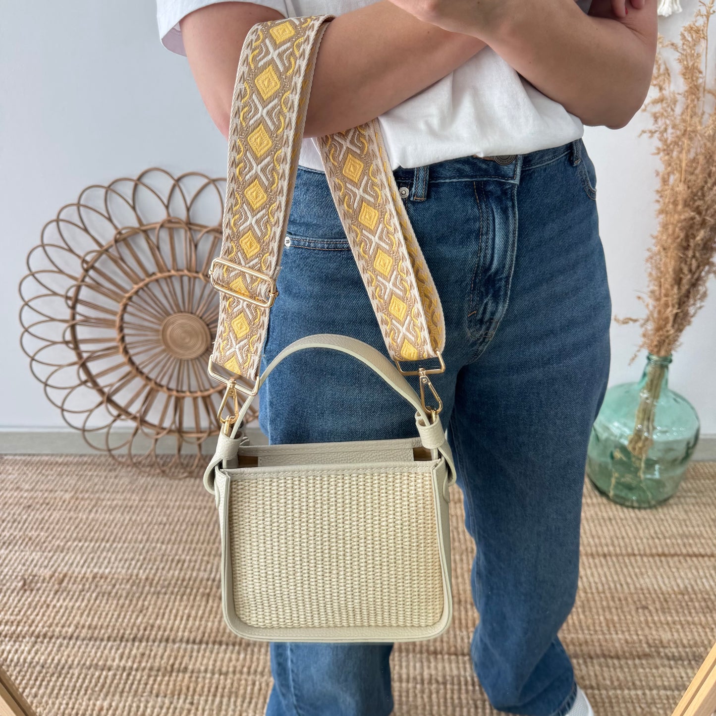 Bolso cuadrado piel y rafia beige iniciales bordadas