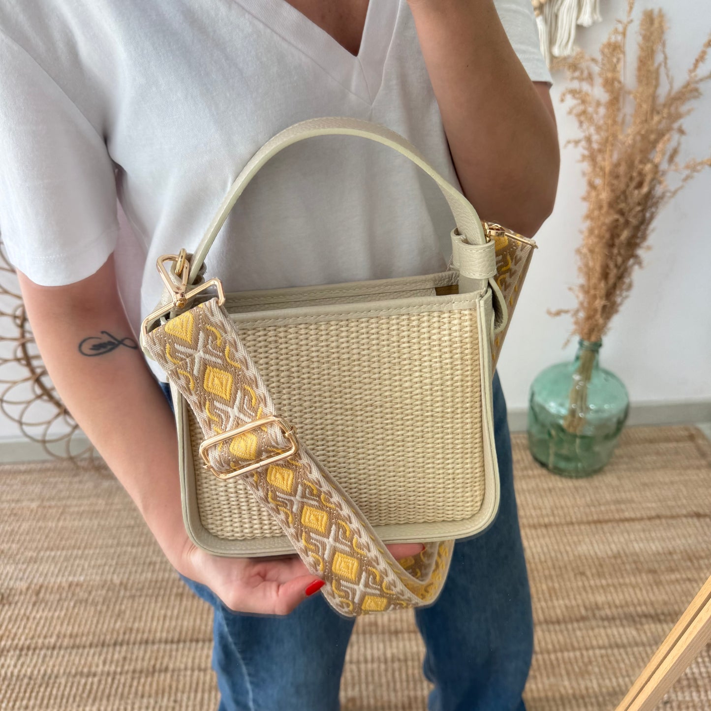 Bolso cuadrado piel y rafia beige iniciales bordadas