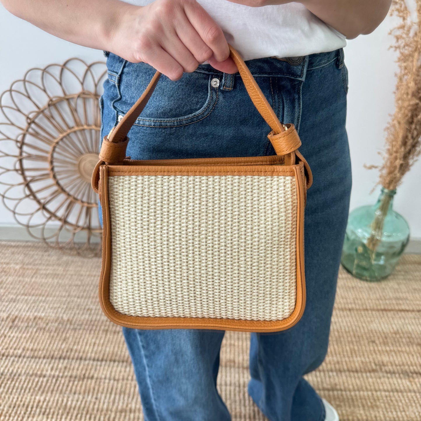 Bolso cuadrado piel y rafia camel iniciales bordadas