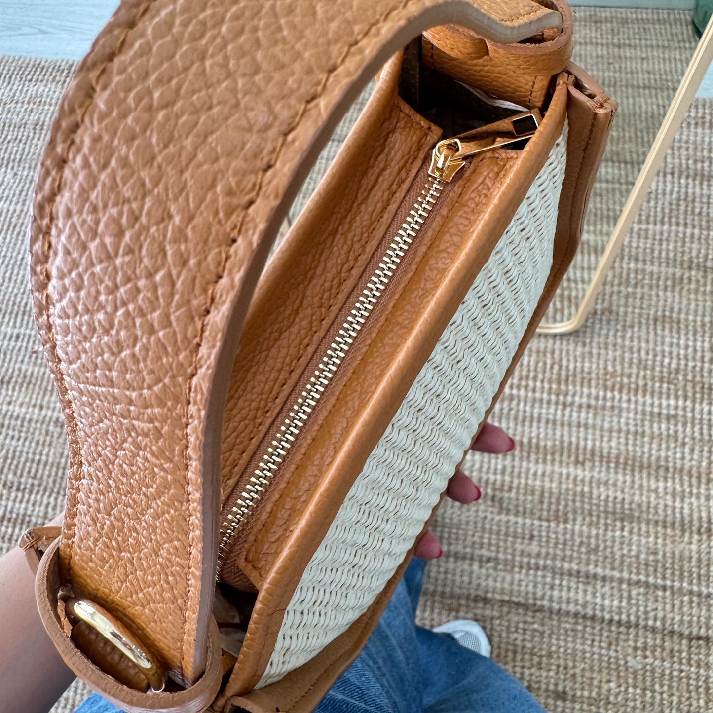 Bolso cuadrado piel y rafia camel iniciales bordadas