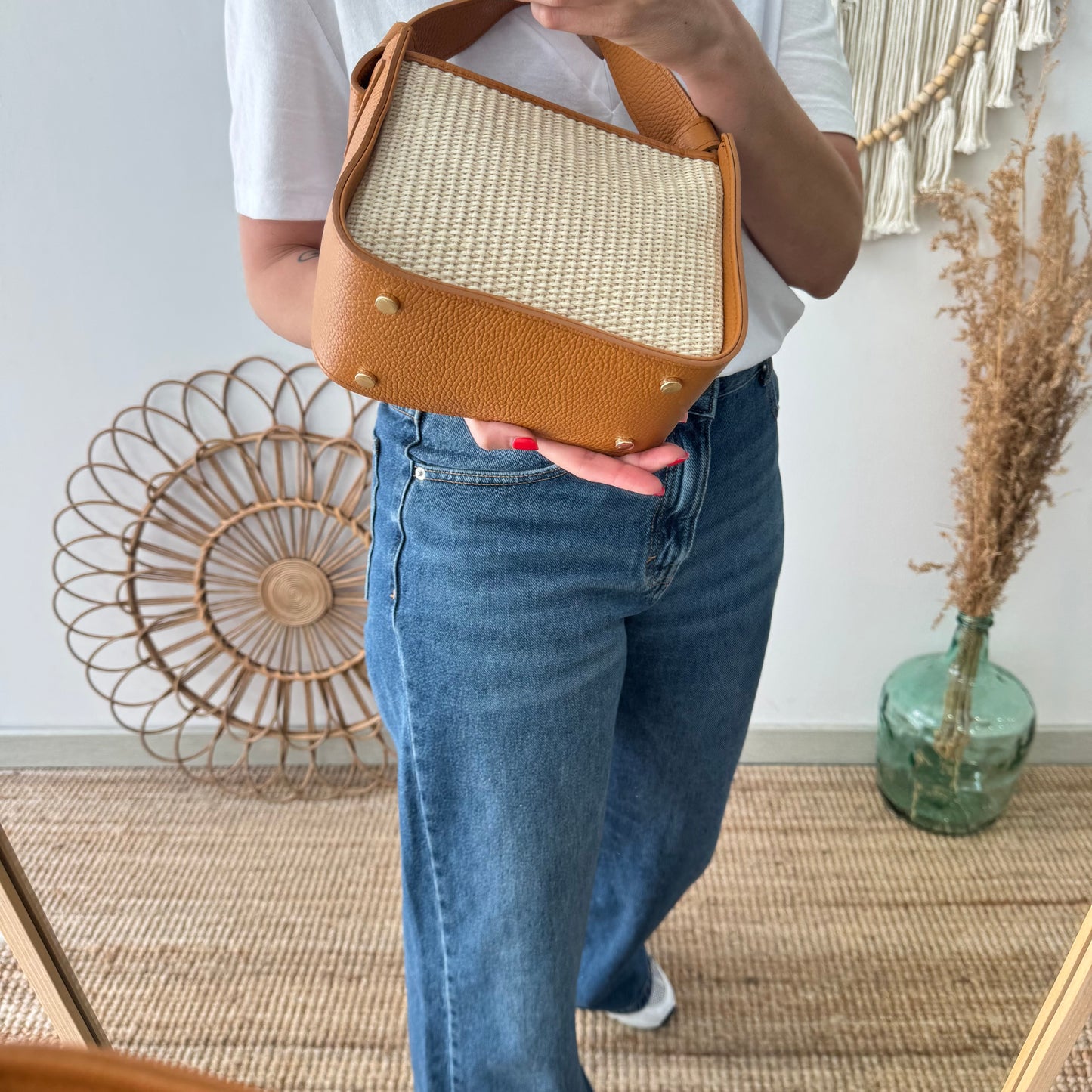 Bolso cuadrado piel y rafia camel iniciales bordadas