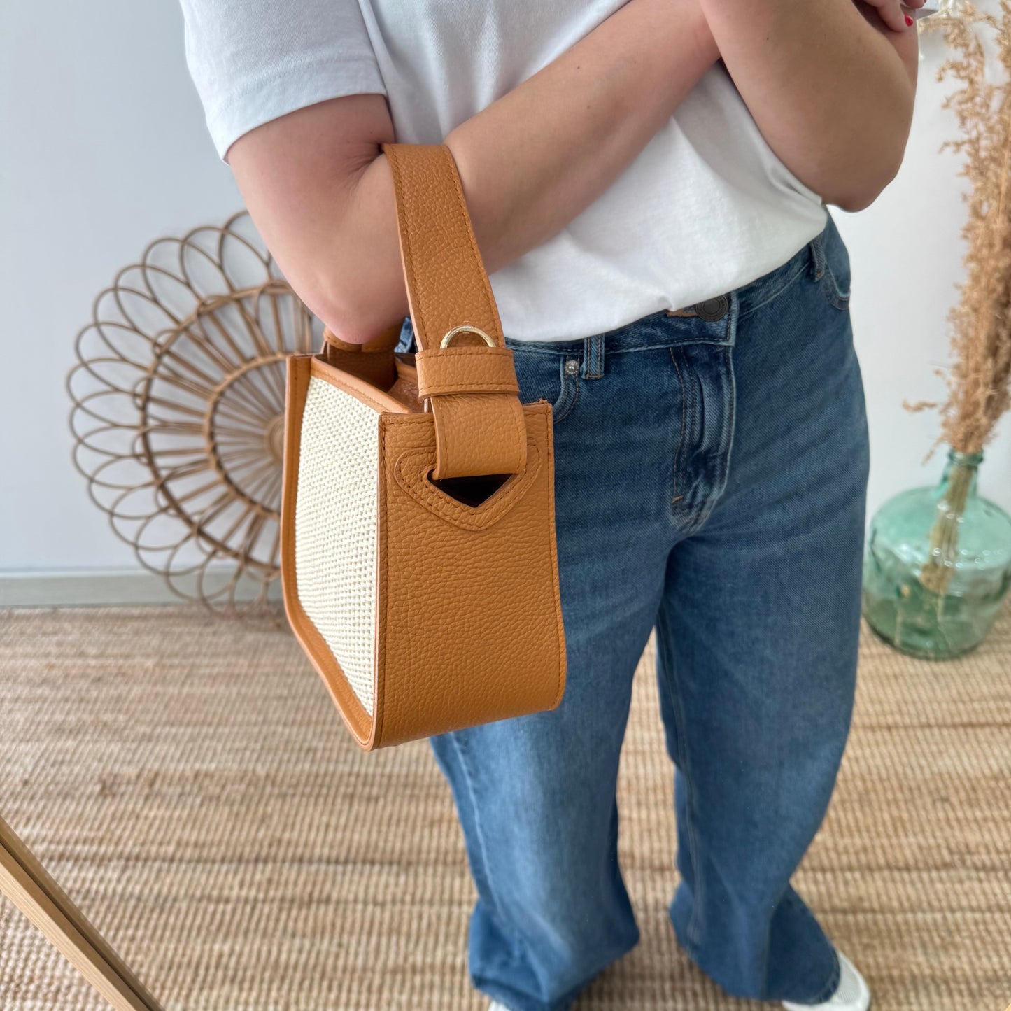 Bolso cuadrado piel y rafia camel iniciales bordadas