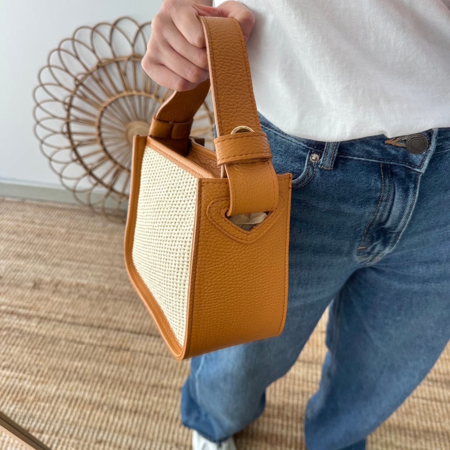Bolso cuadrado piel y rafia camel iniciales bordadas
