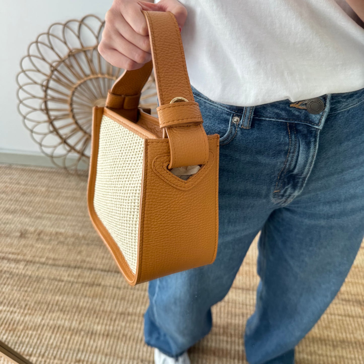Bolso cuadrado piel y rafia camel iniciales bordadas