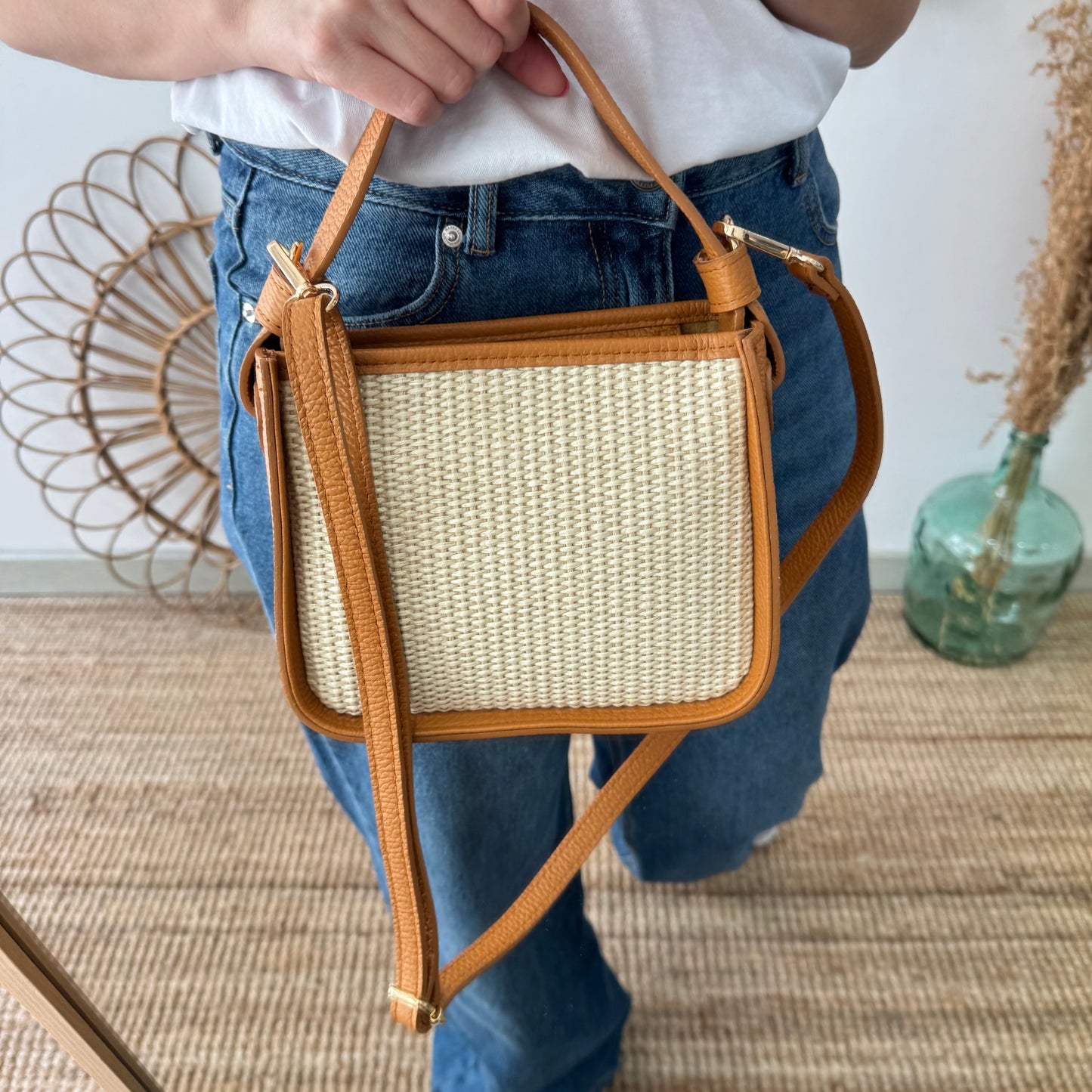 Bolso cuadrado piel y rafia camel iniciales bordadas