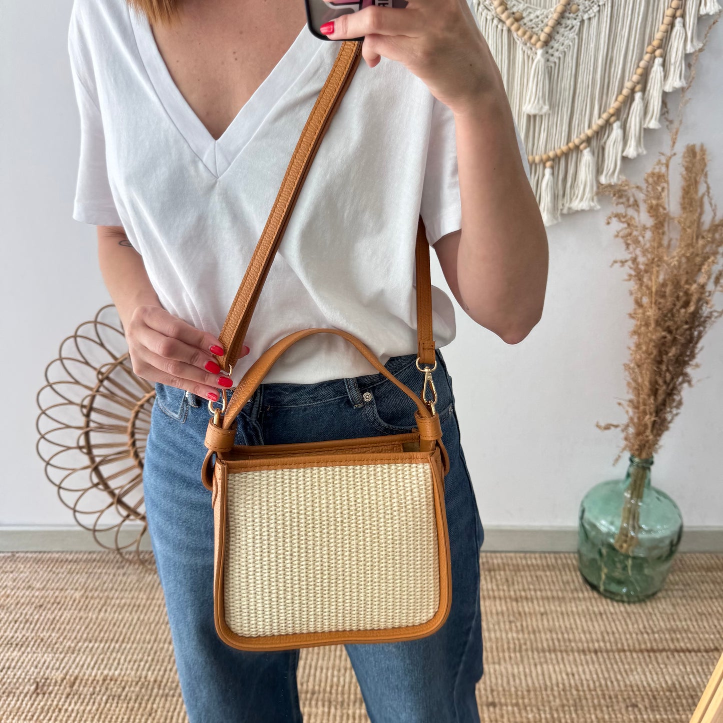 Bolso cuadrado piel y rafia camel iniciales bordadas