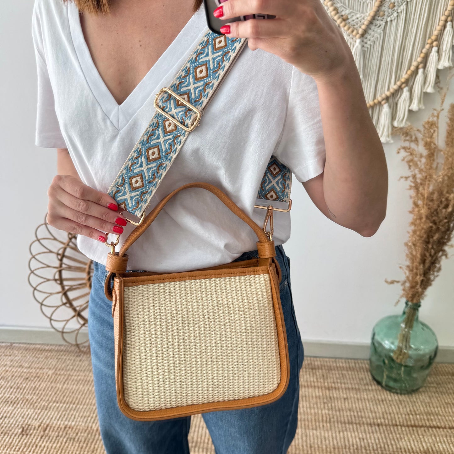 Bolso cuadrado piel y rafia camel iniciales bordadas