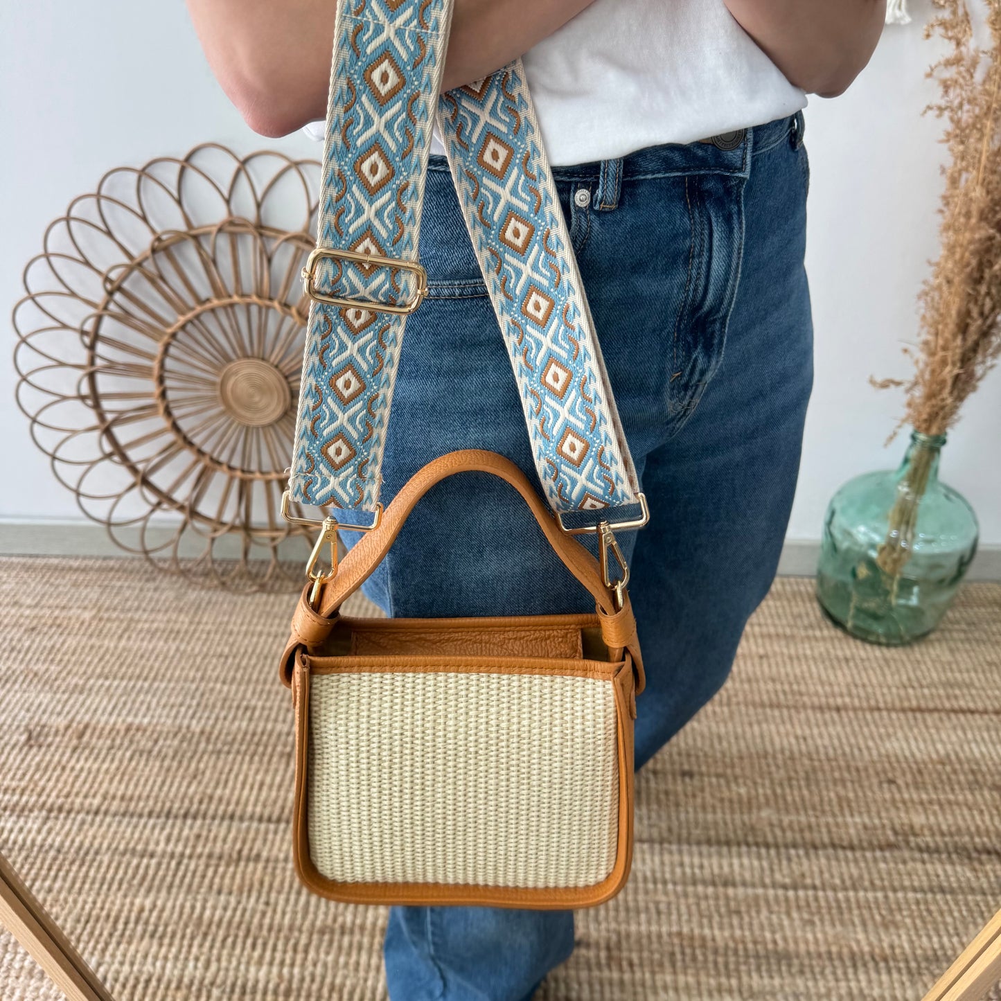 Bolso cuadrado piel y rafia camel iniciales bordadas