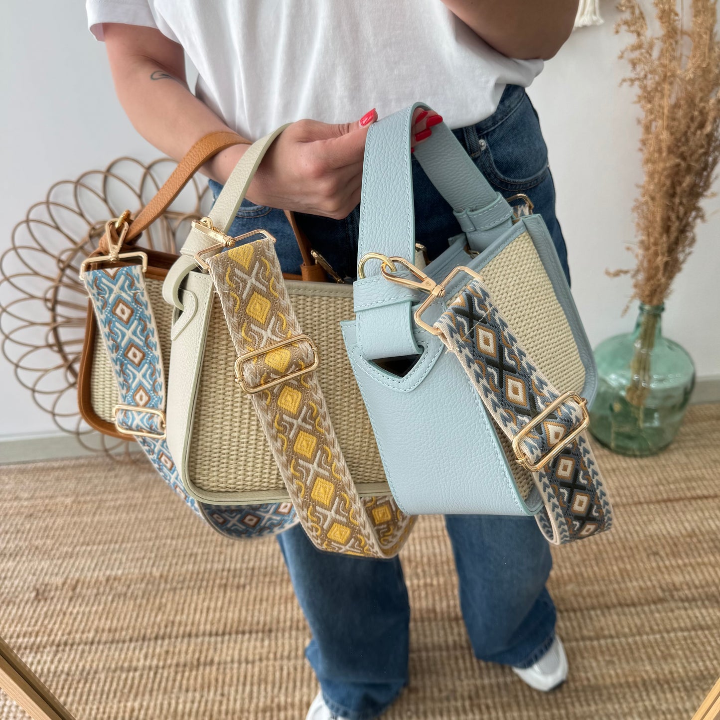 Bolso cuadrado piel y rafia beige iniciales bordadas
