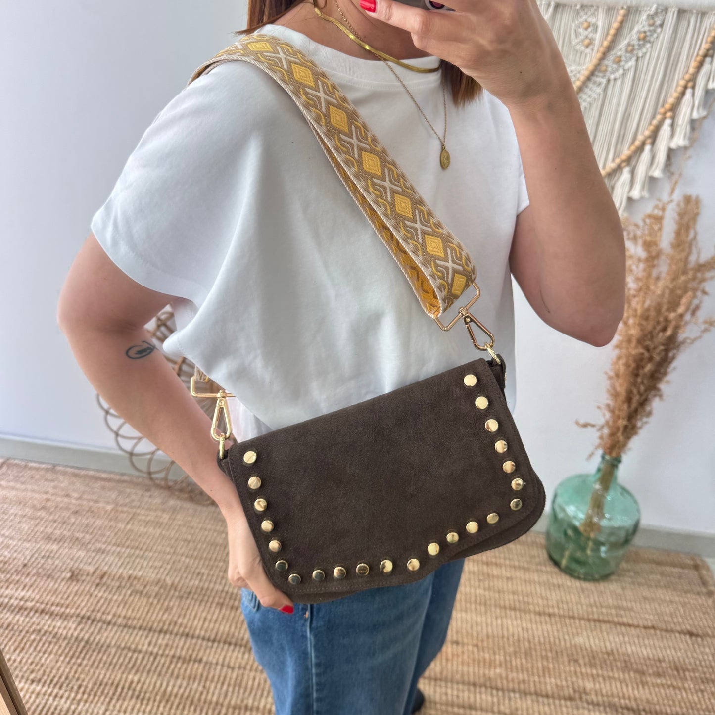 Bandolera solapa tachuelas doradas serraje iniciales bordadas marrón