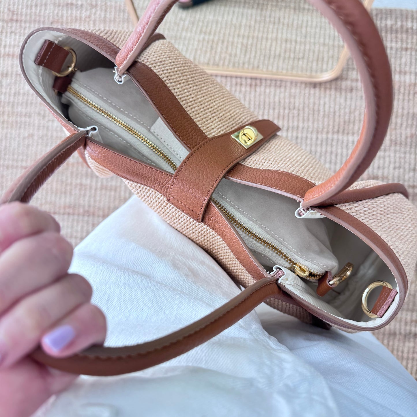 Bolso shopping piel y rafia camel mediano