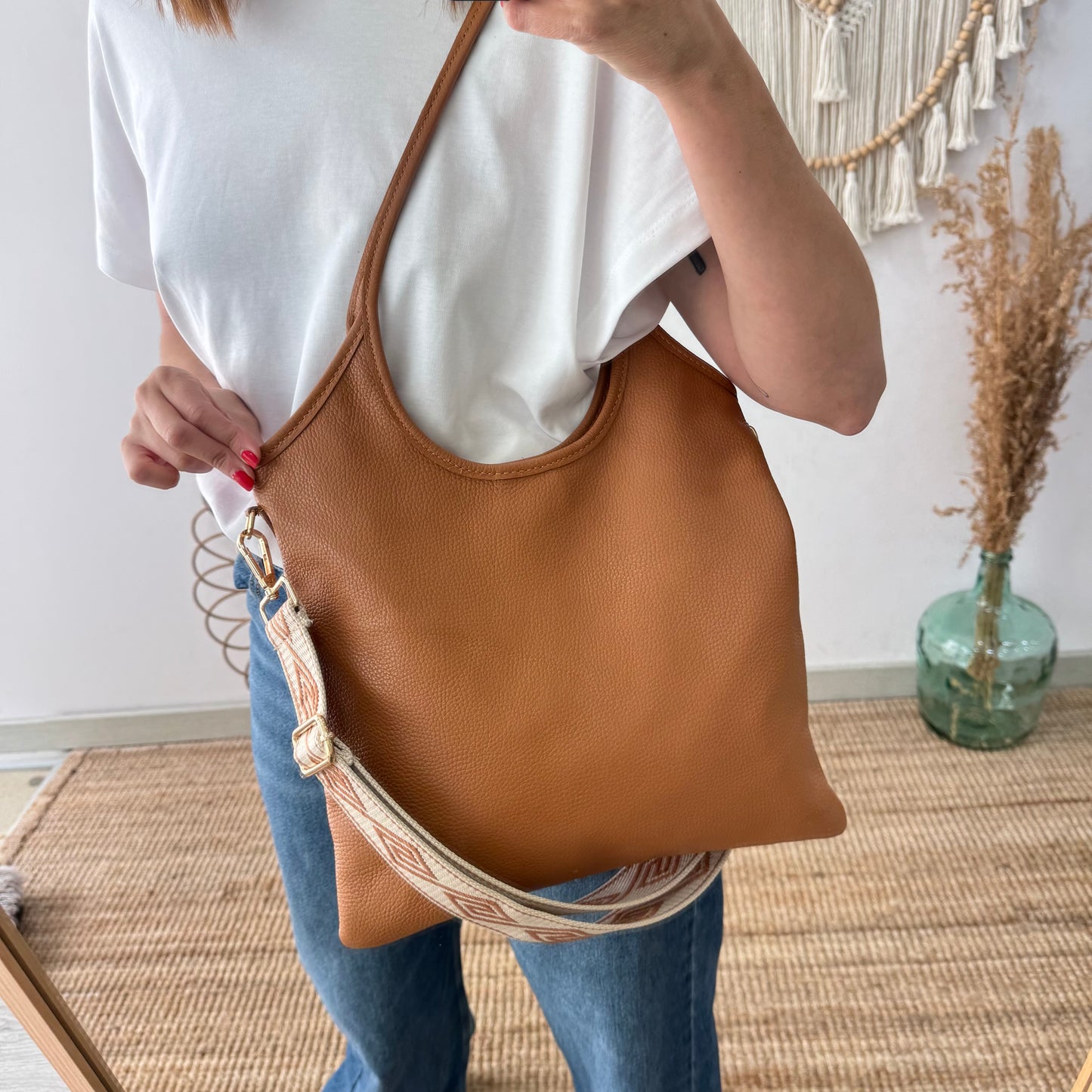 Bolso tote piel asas largas camel iniciales bordadas