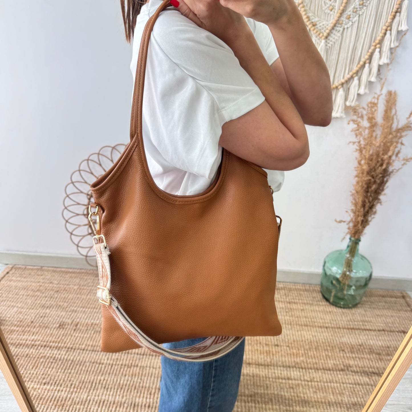 Bolso tote piel asas largas camel iniciales bordadas