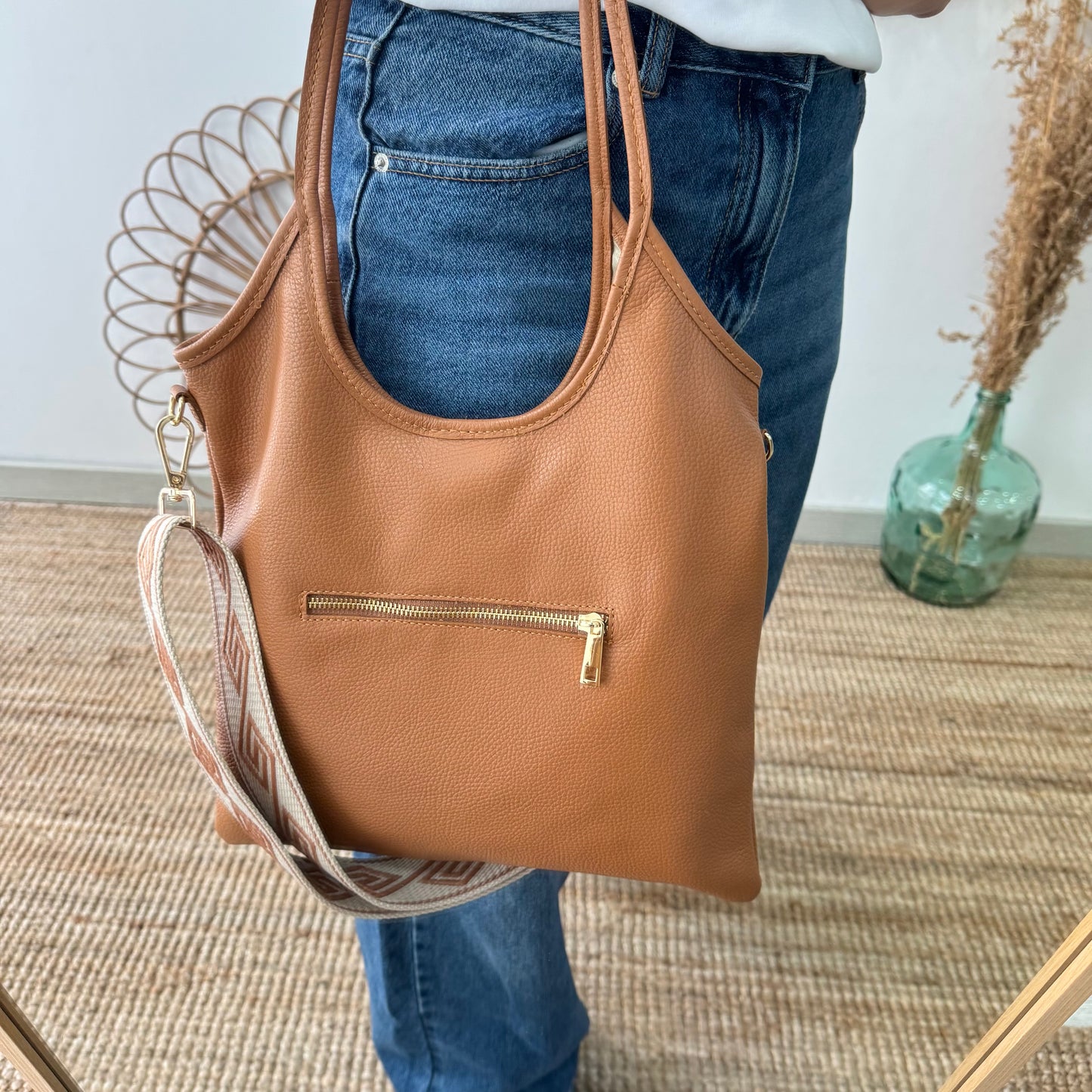 Bolso tote piel asas largas camel iniciales bordadas