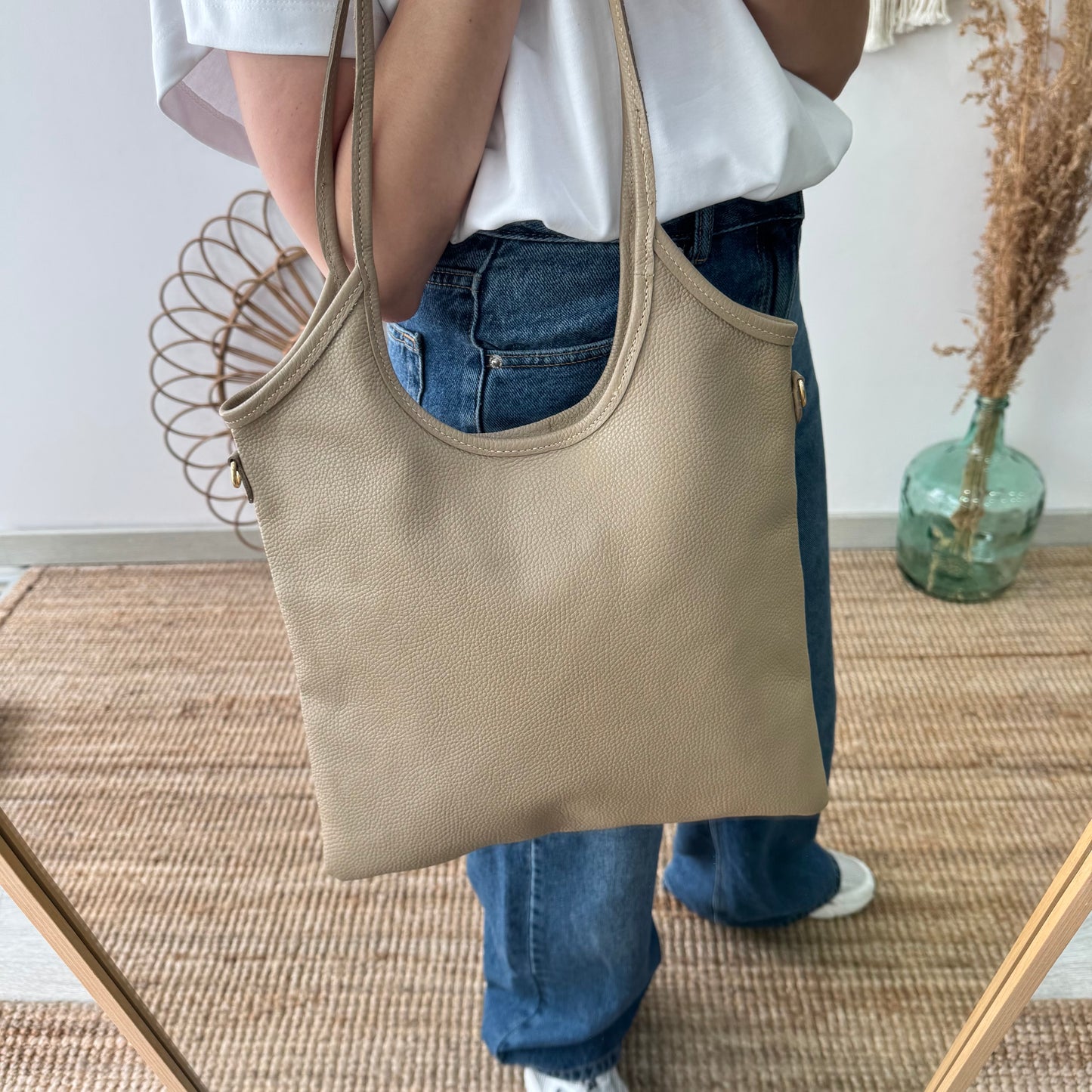 Bolso tote piel asas largas taupe iniciales bordadas