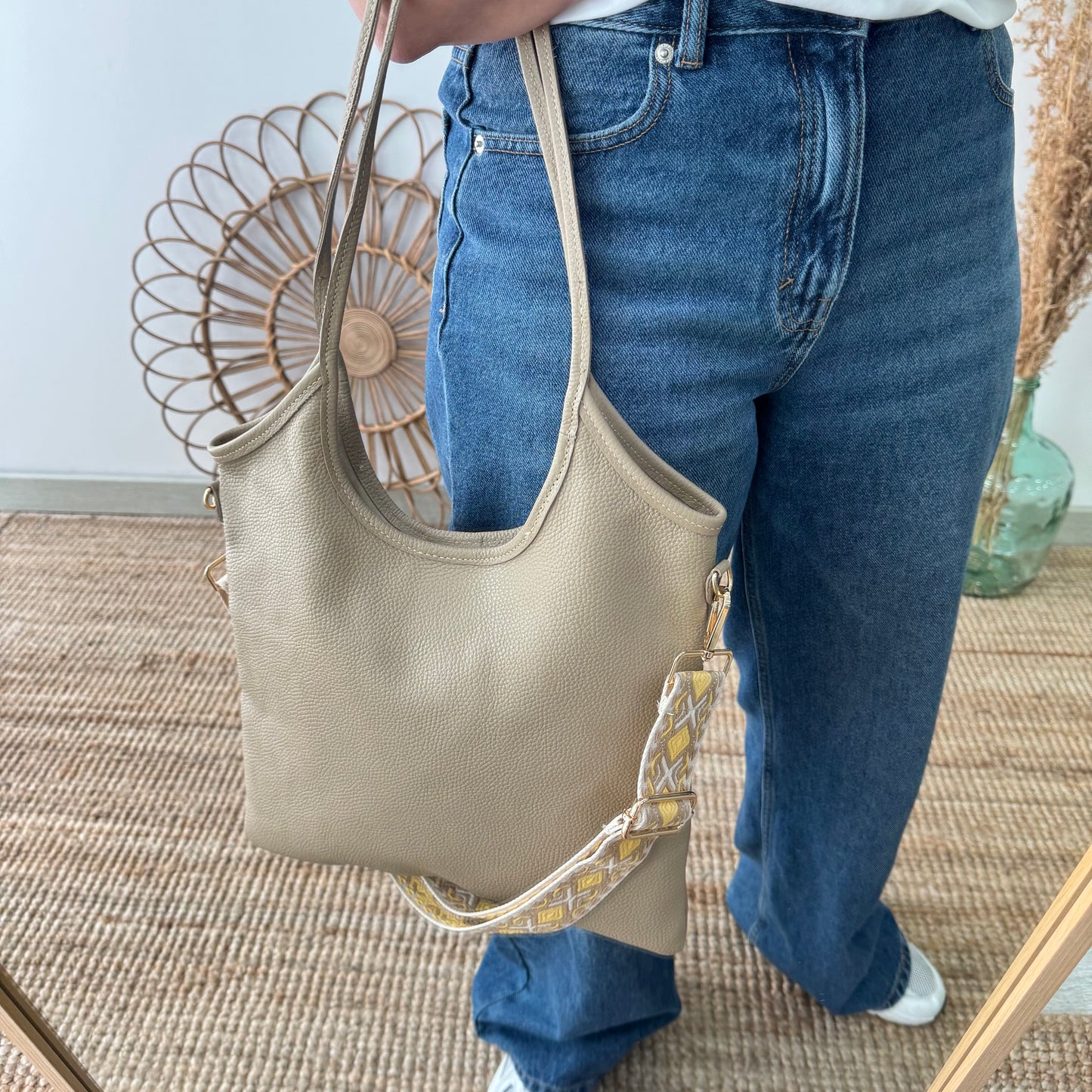 Bolso tote piel asas largas taupe iniciales bordadas