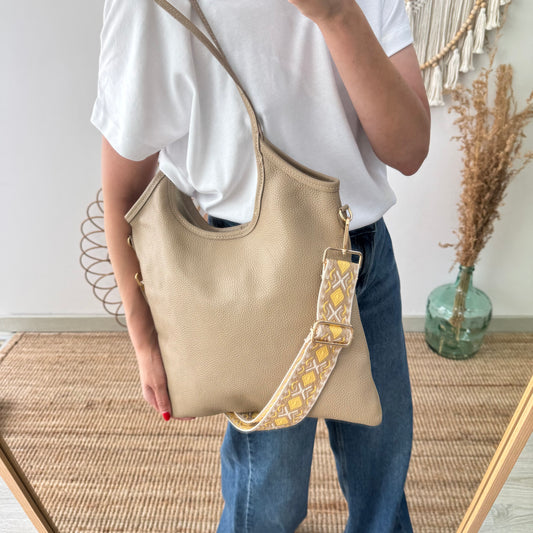 Bolso tote piel asas largas taupe iniciales bordadas