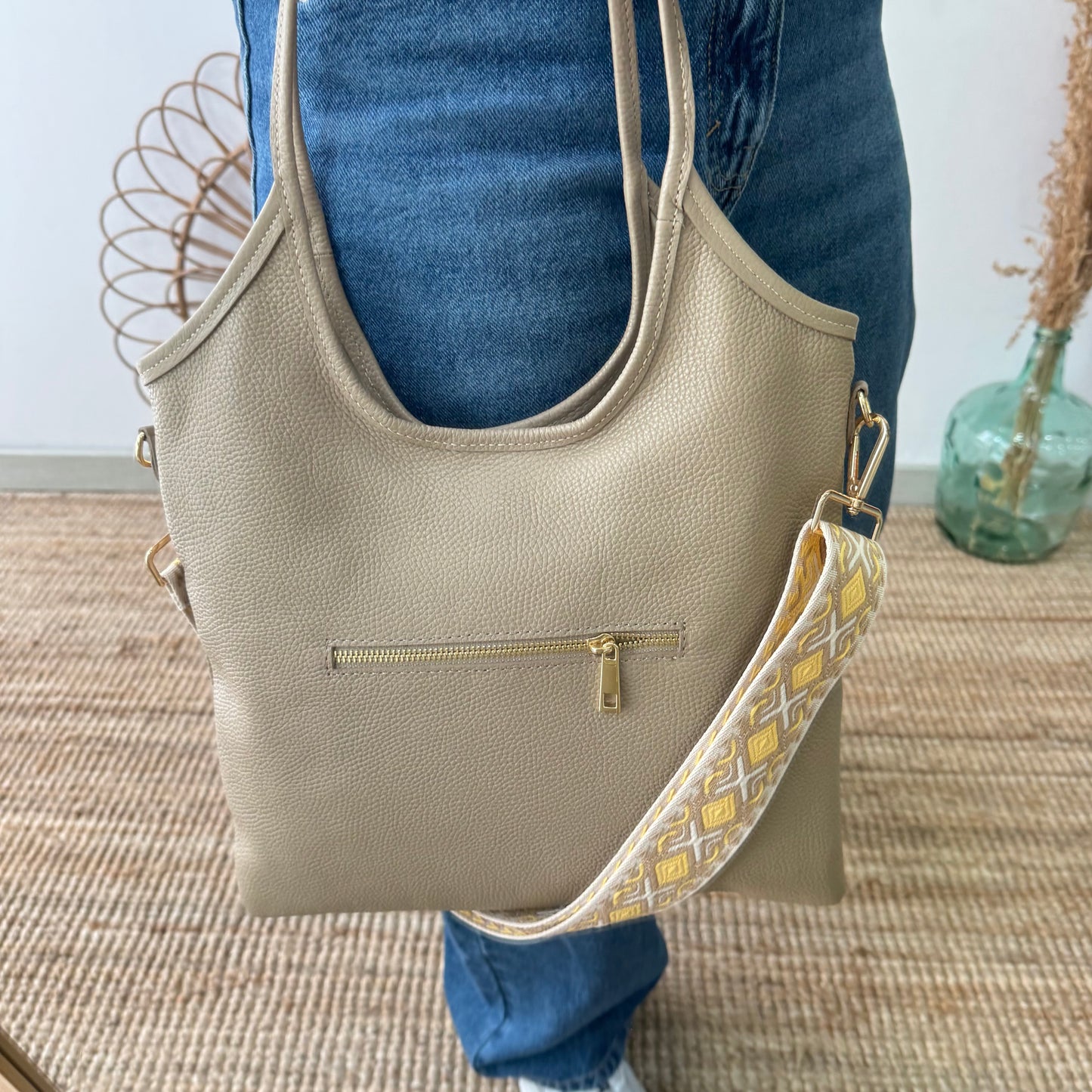 Bolso tote piel asas largas taupe iniciales bordadas