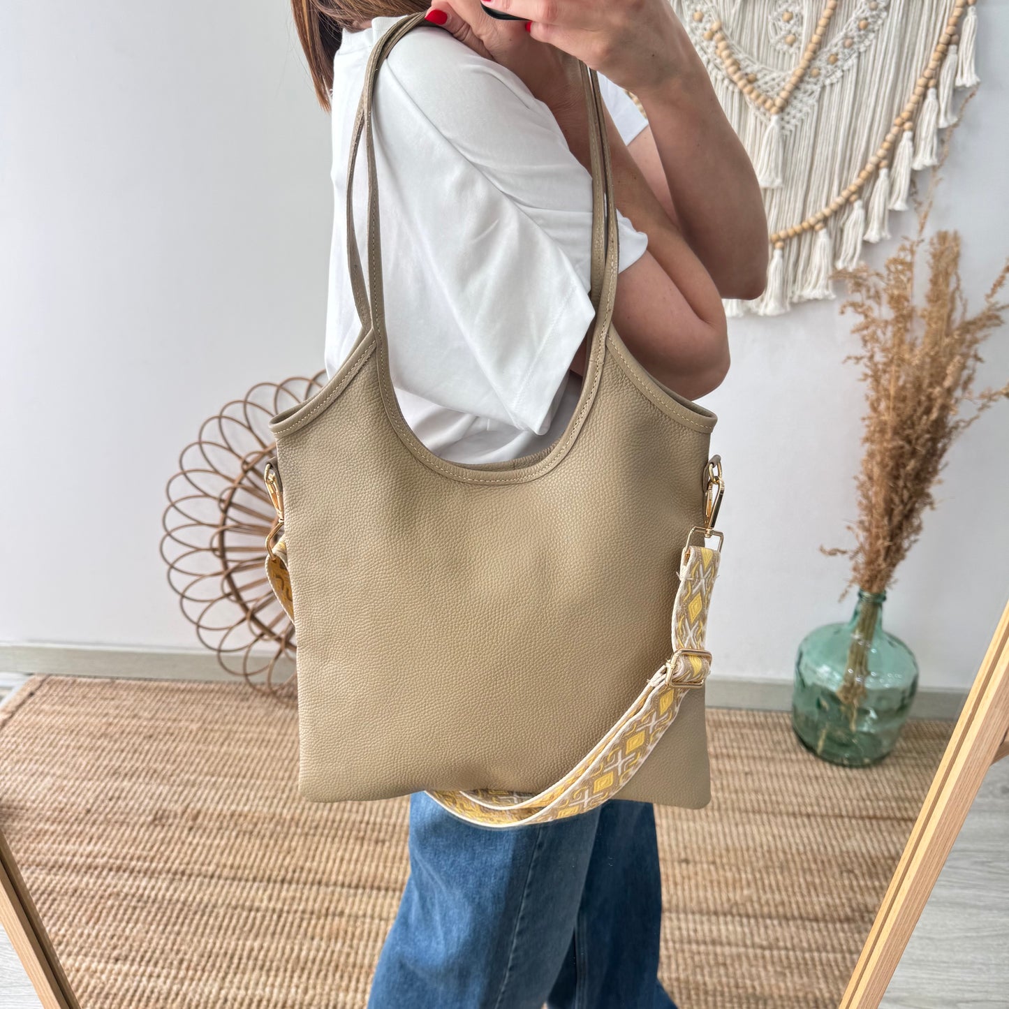 Bolso tote piel asas largas taupe iniciales bordadas