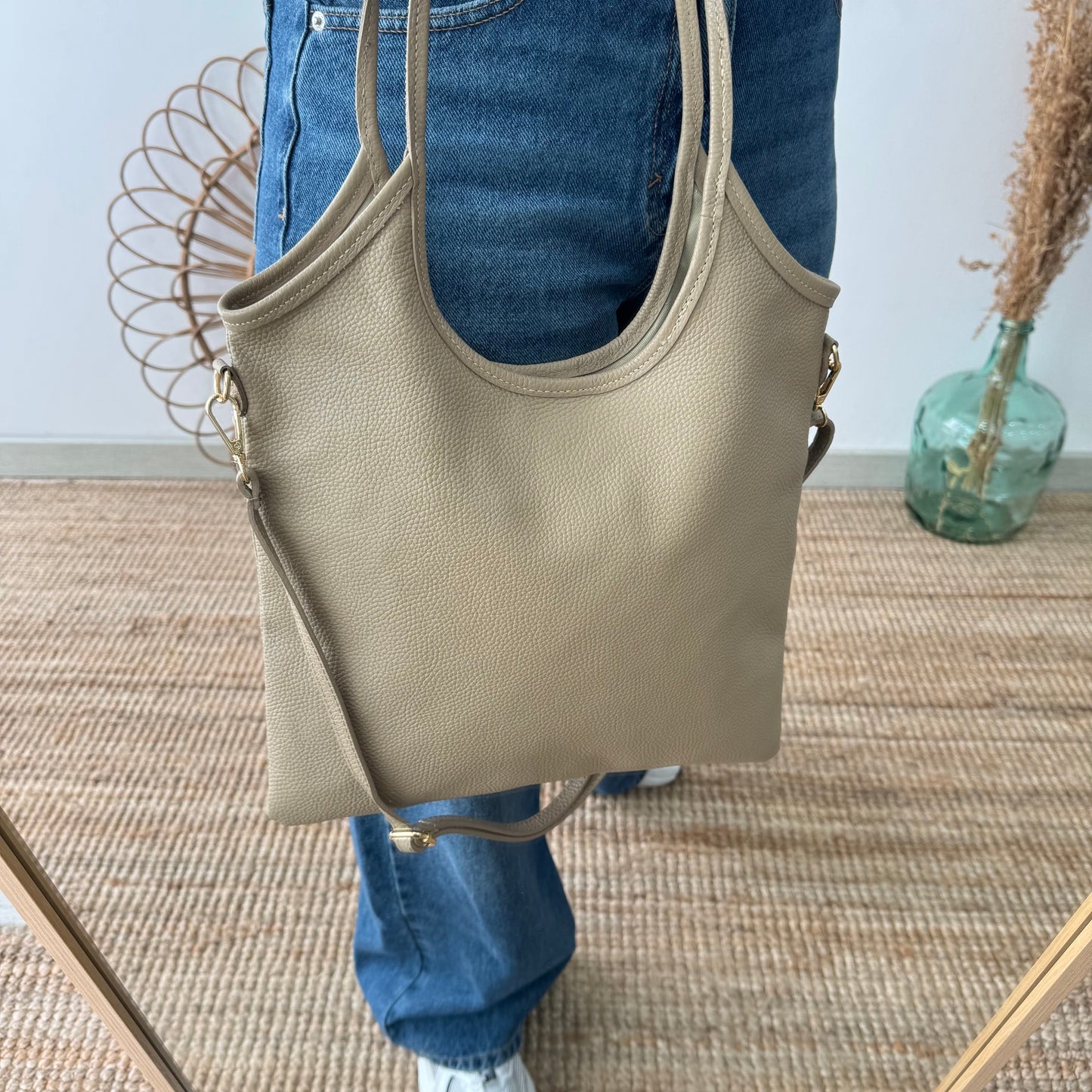 Bolso tote piel asas largas taupe iniciales bordadas