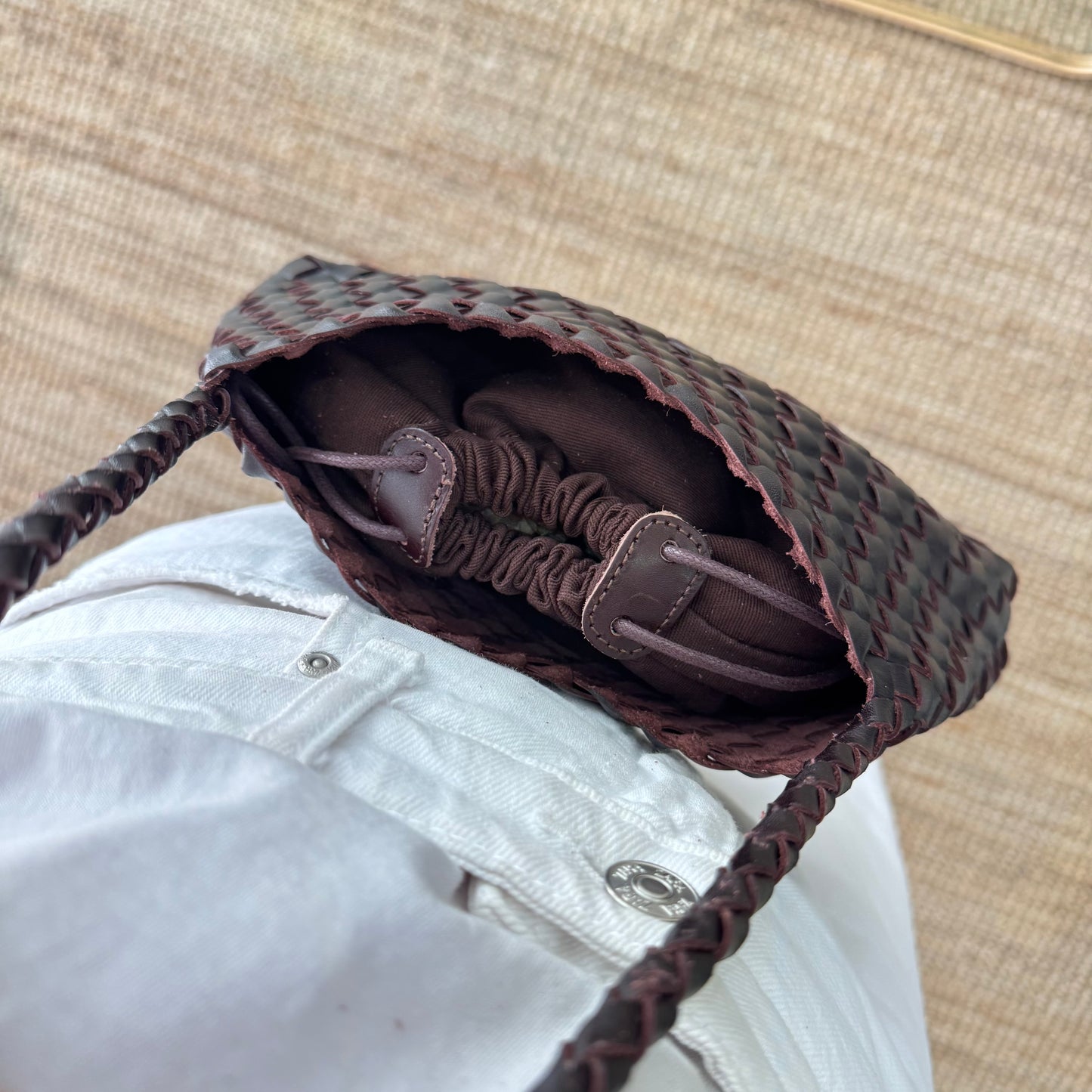 Bolso de piel trenzada trapecio pequeño marrón
