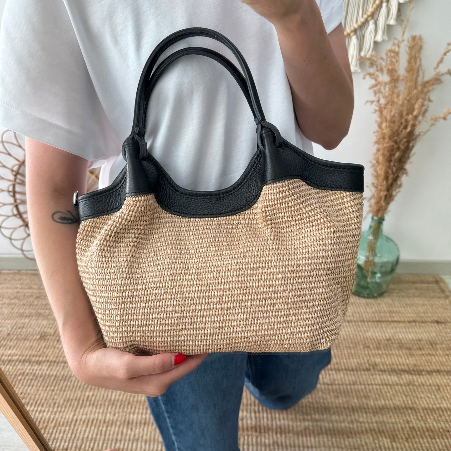 Bolso saca mediana negro piel y rafia