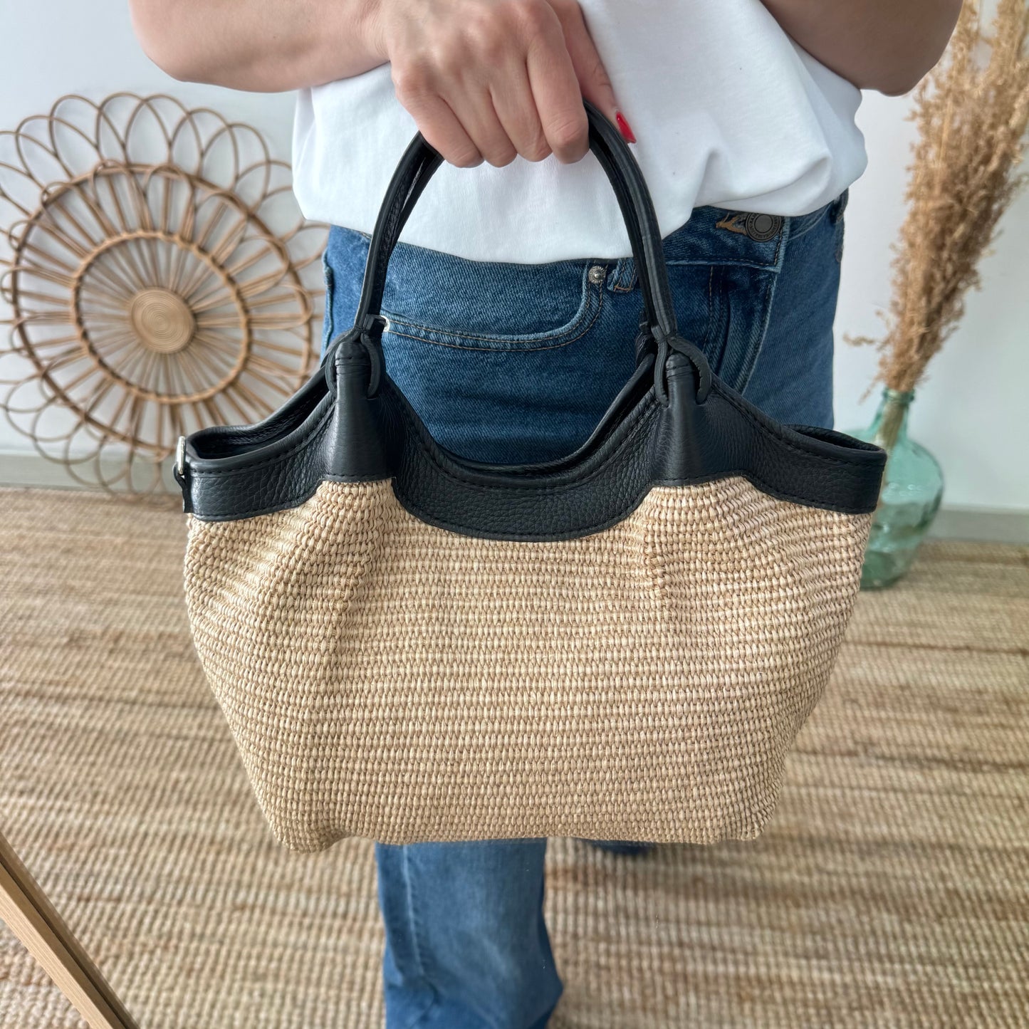 Bolso saca mediana negro piel y rafia
