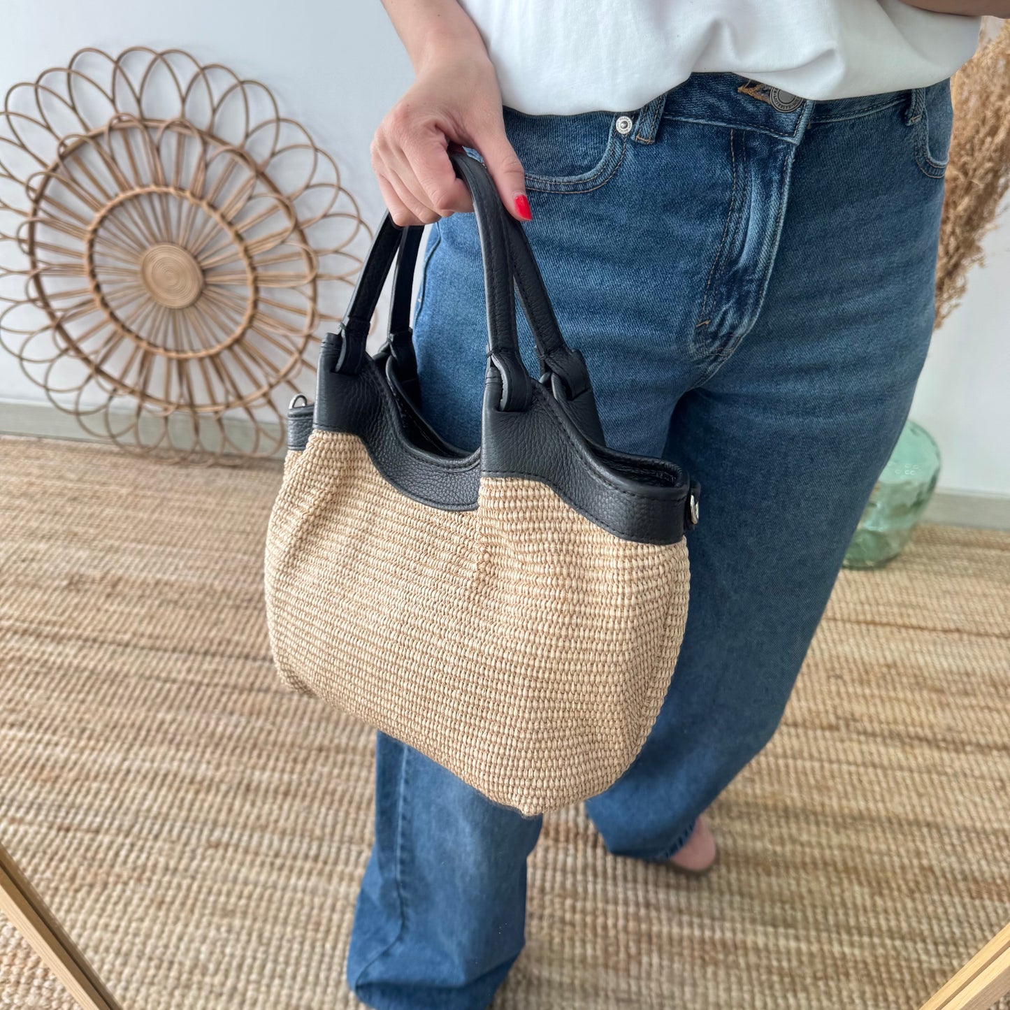 Bolso saca mediana negro piel y rafia