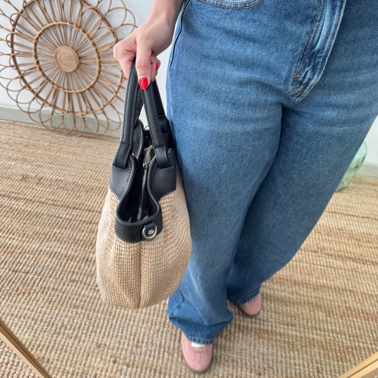 Bolso saca mediana negro piel y rafia