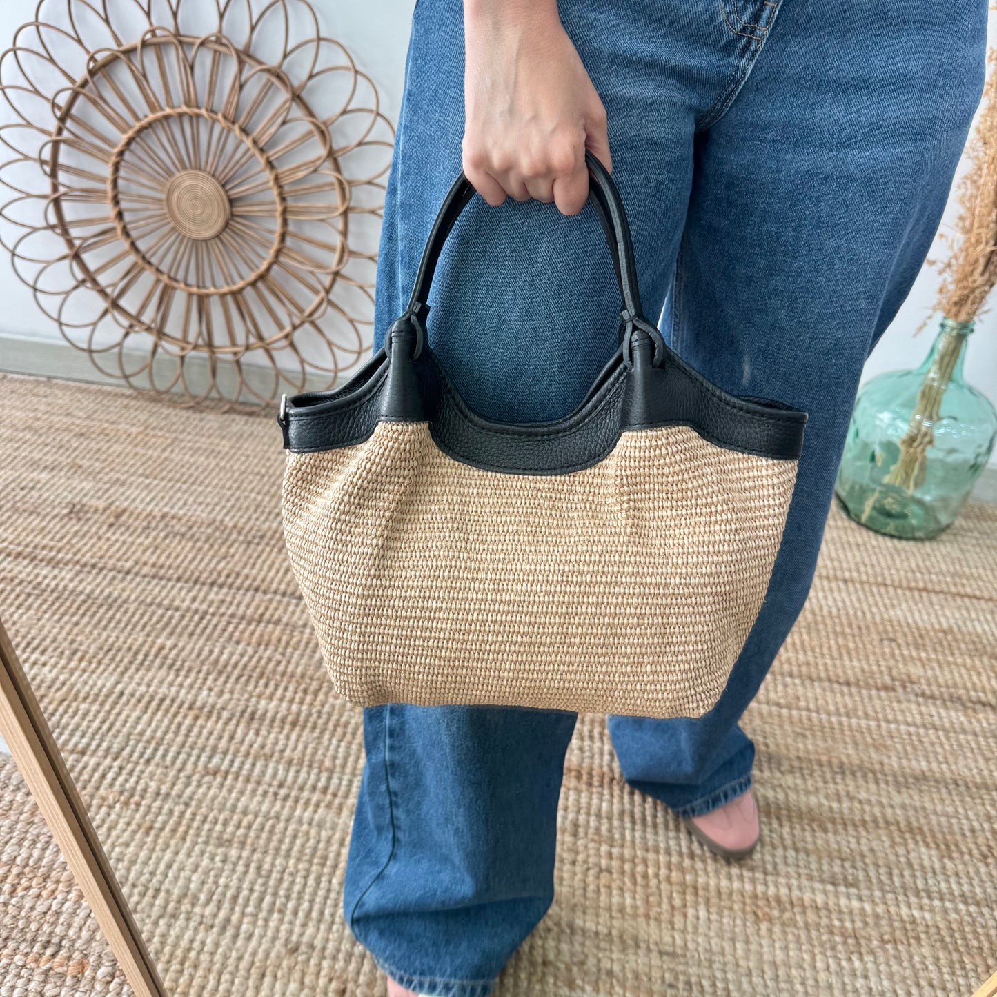 Bolso saca mediana negro piel y rafia